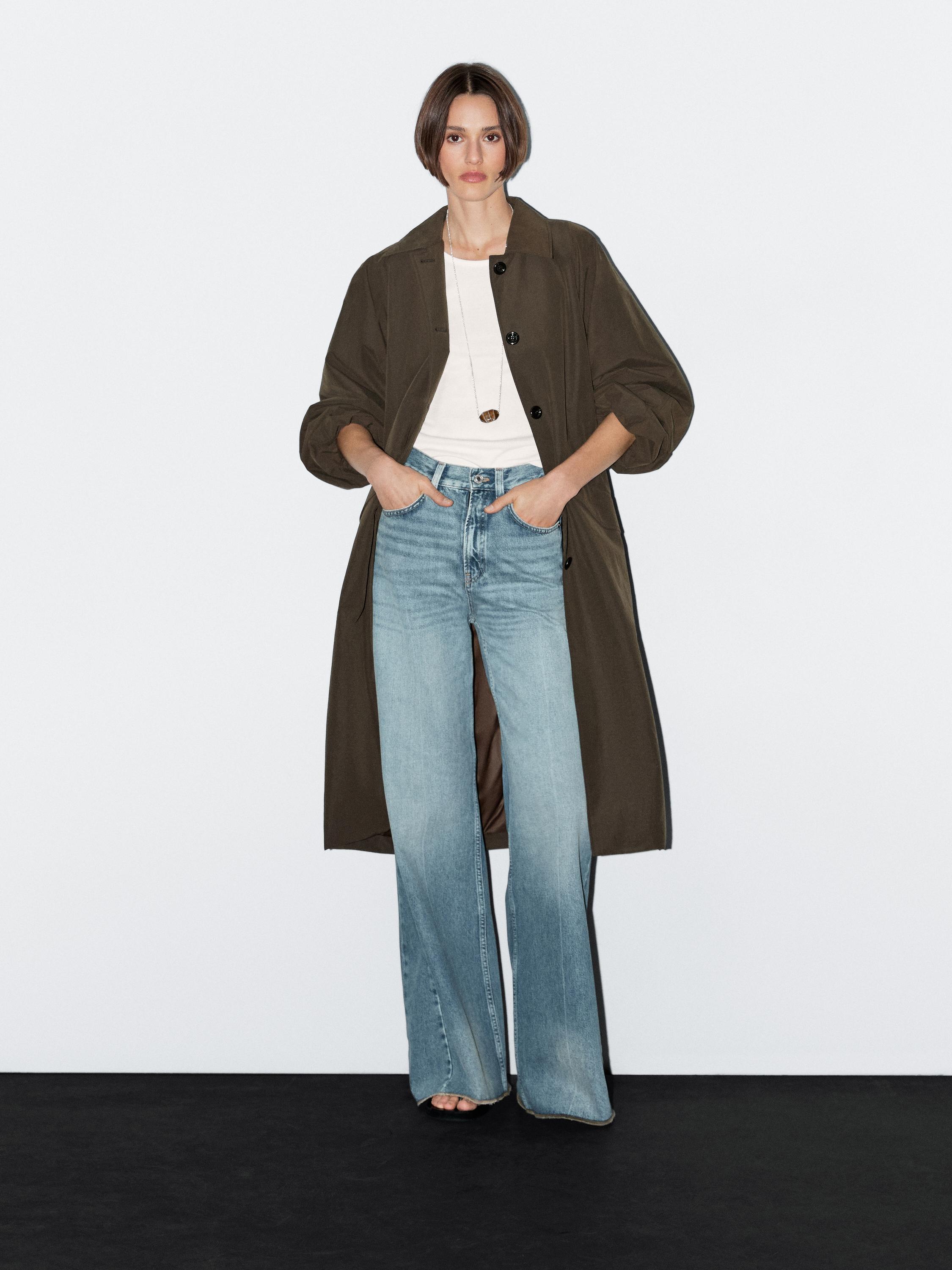 Trenčkot z funkčnej látky s detailom gombíkmi