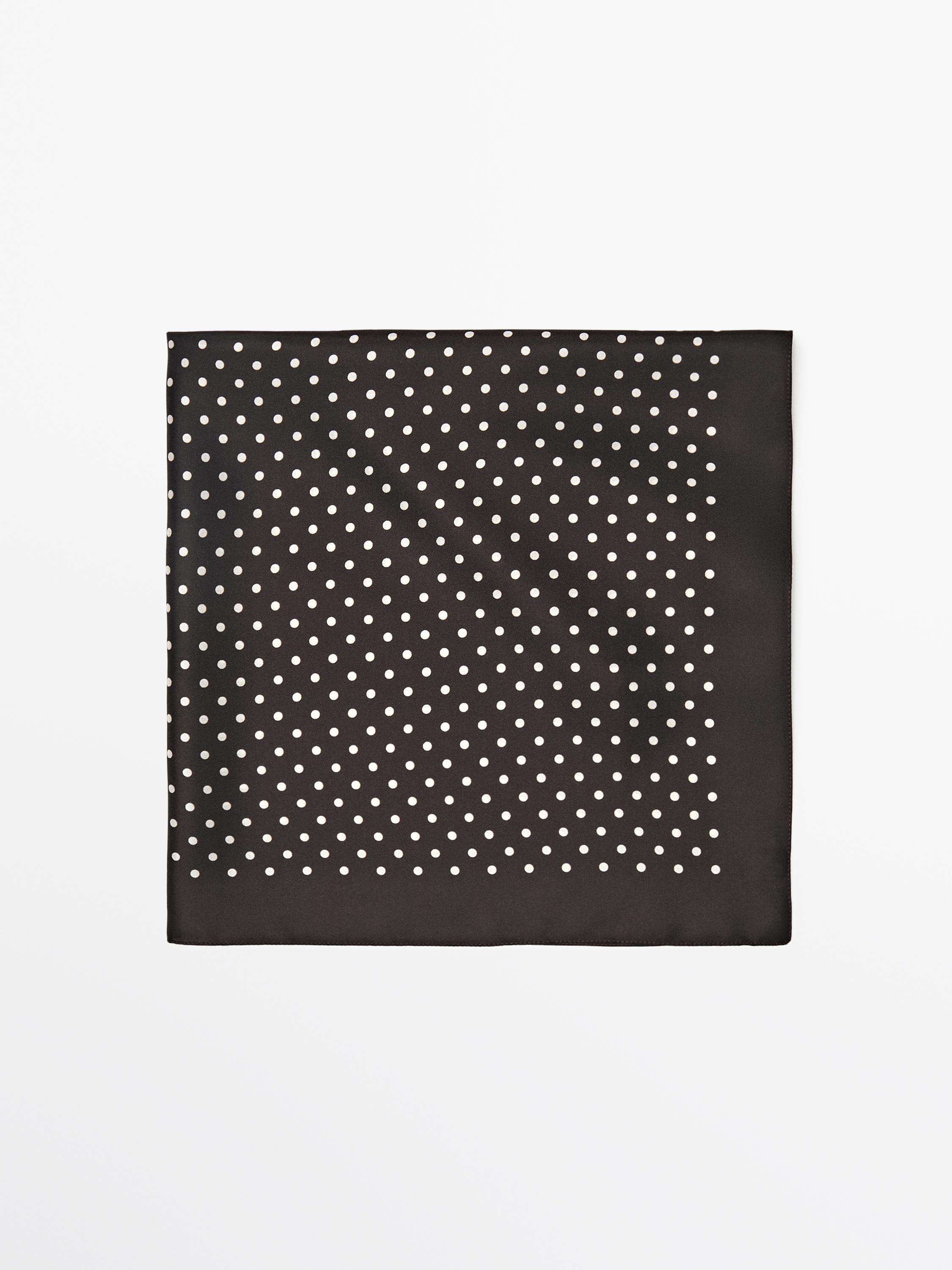 Puntu zuriak dituen zapi marroi baten aurreko ikuspegia.