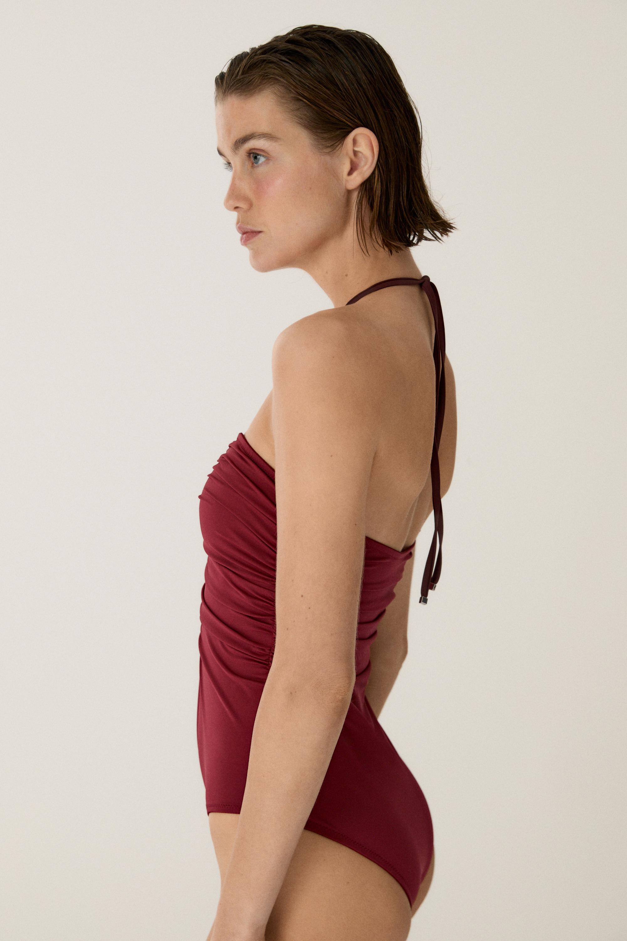 Badeanzug mit Raffung und Kontrast