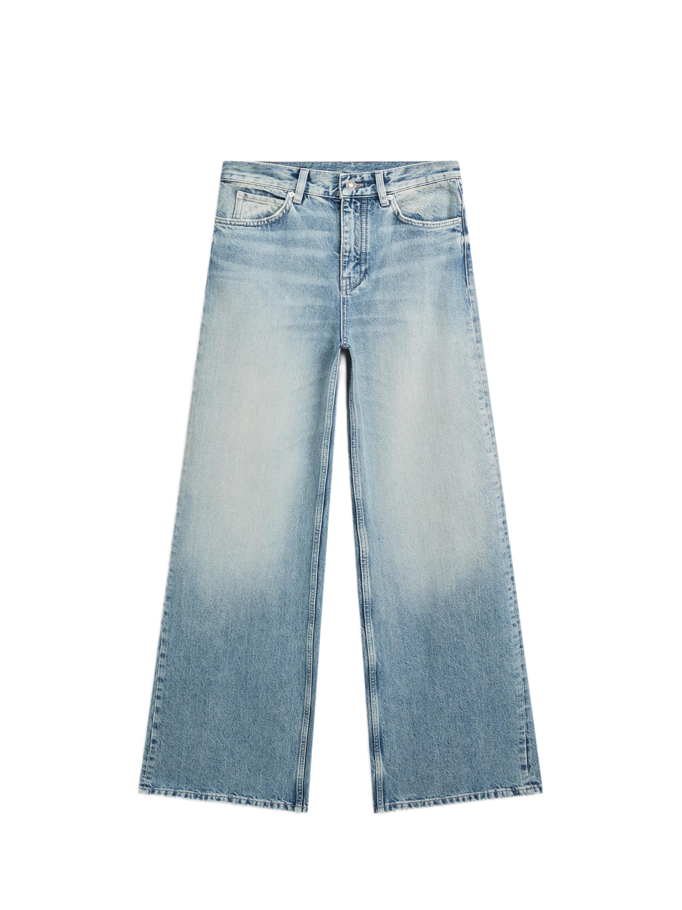 Aurrealdeko ikuspegia: galtza bakero urdin argi, zabal eta altuak, aurreko eta atzeko poltsikoekin.