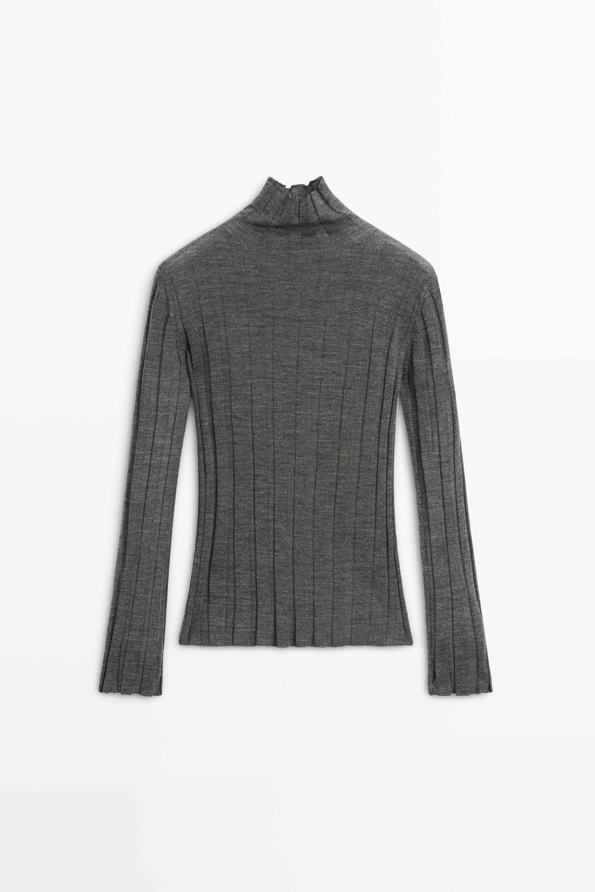 Gerippter Strickpullover mit Stehkragen