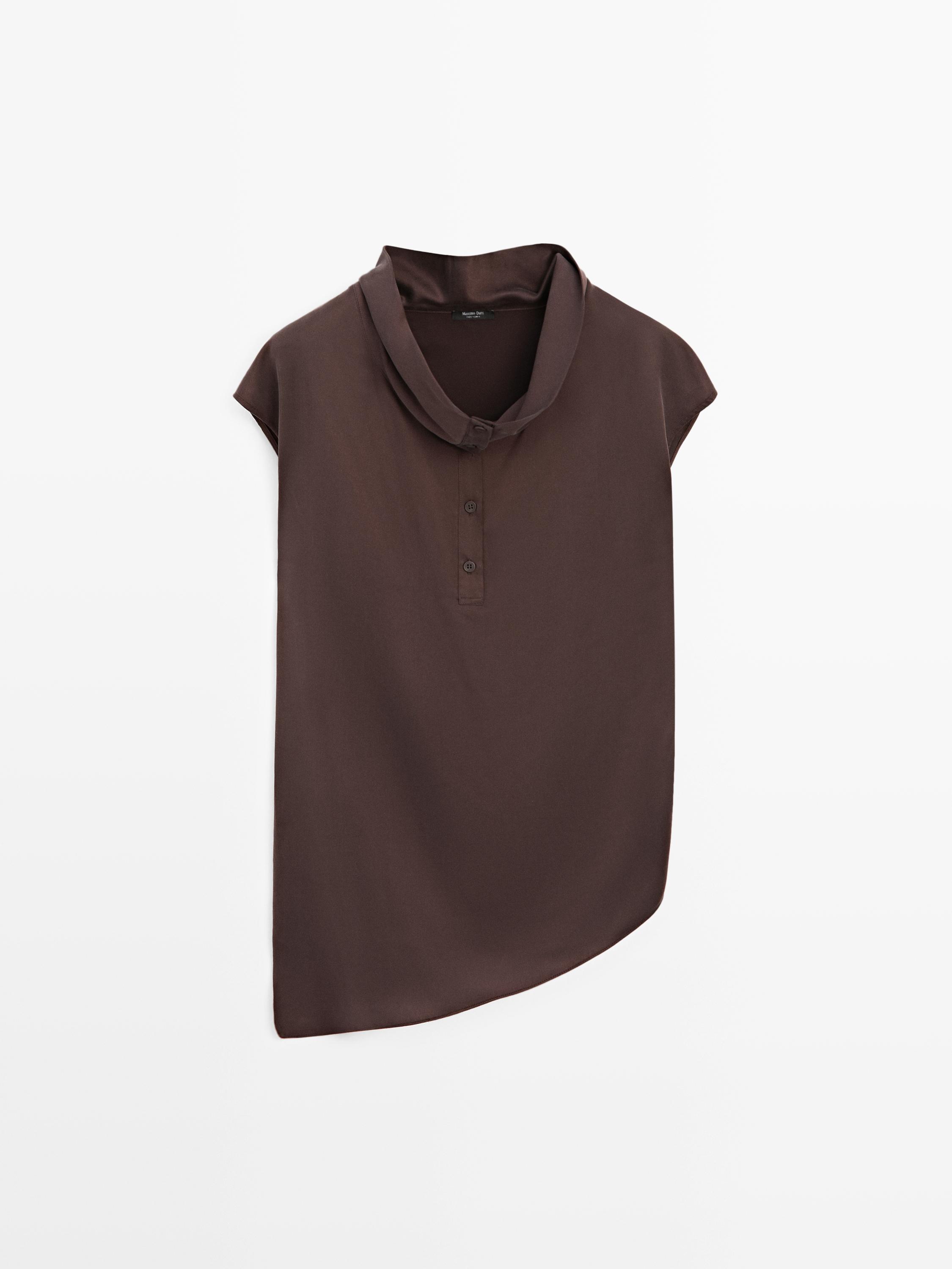 Vue de face d'un top marron asymétrique avec col drapé et boutonnage central.