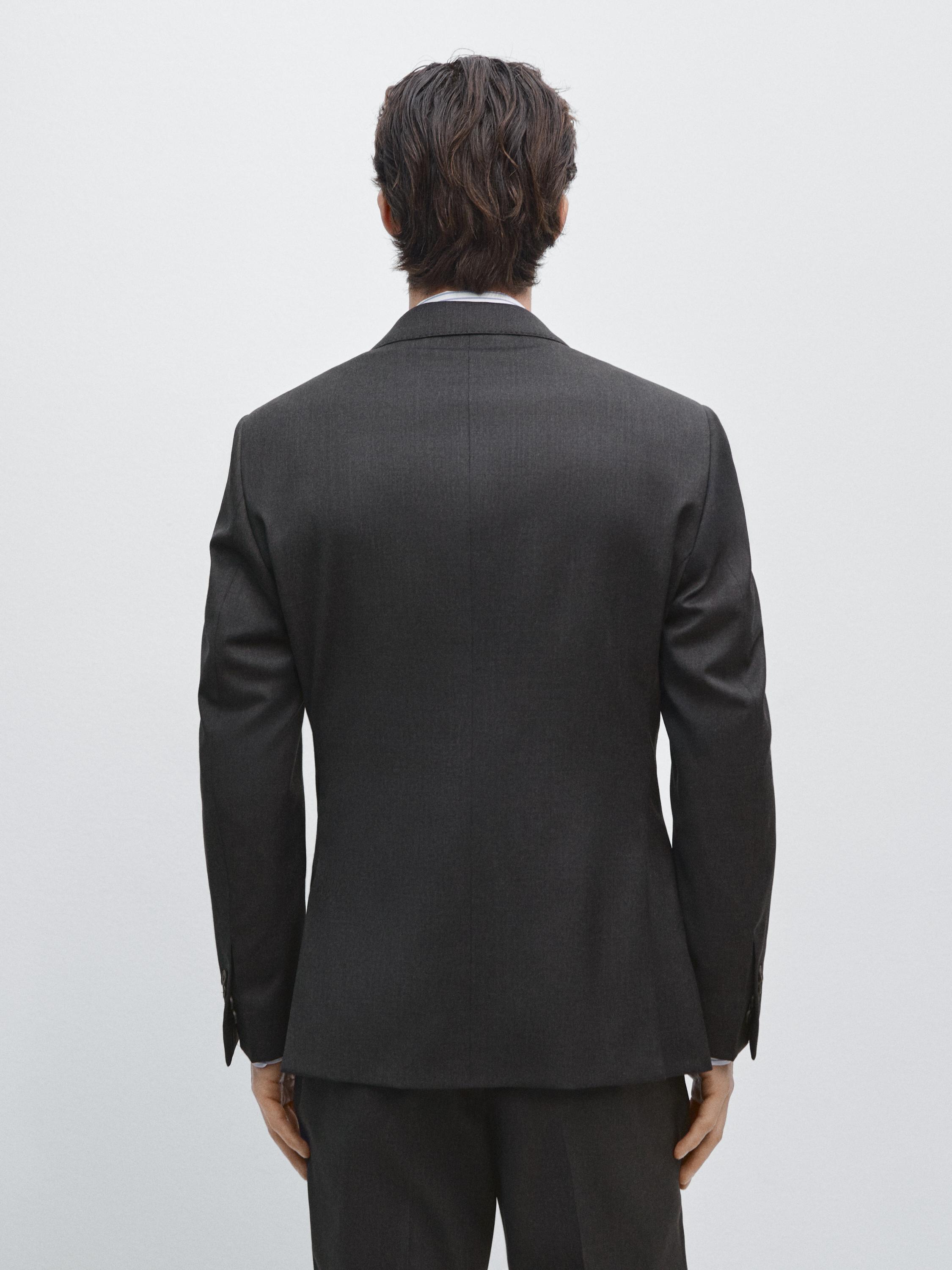 Set van blazer en broek in donkergrijs, achteraanzicht.