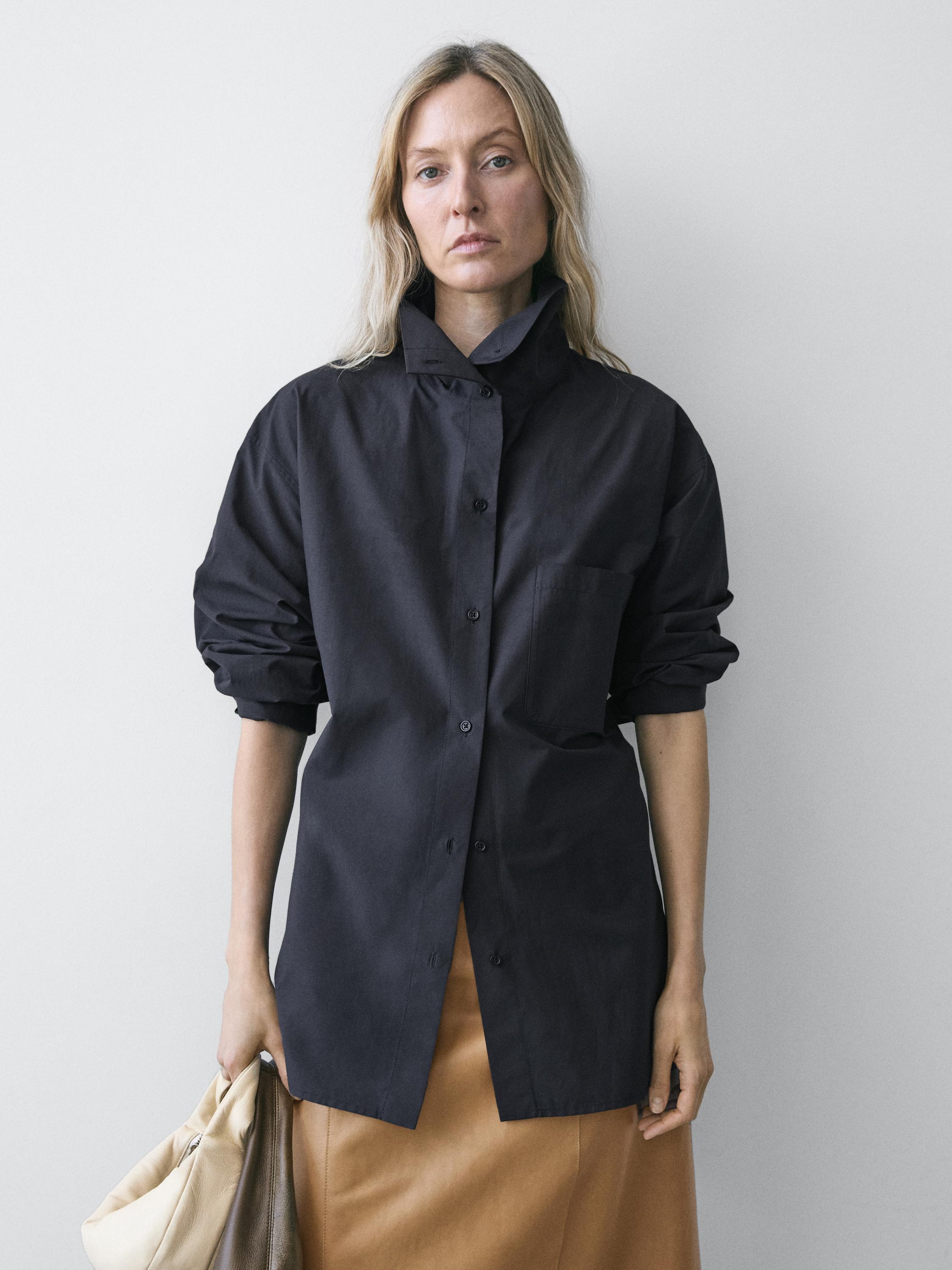 Ensemble de surchemise bleu profond boutonnée avec poche avant, combinée à une jupe beige.