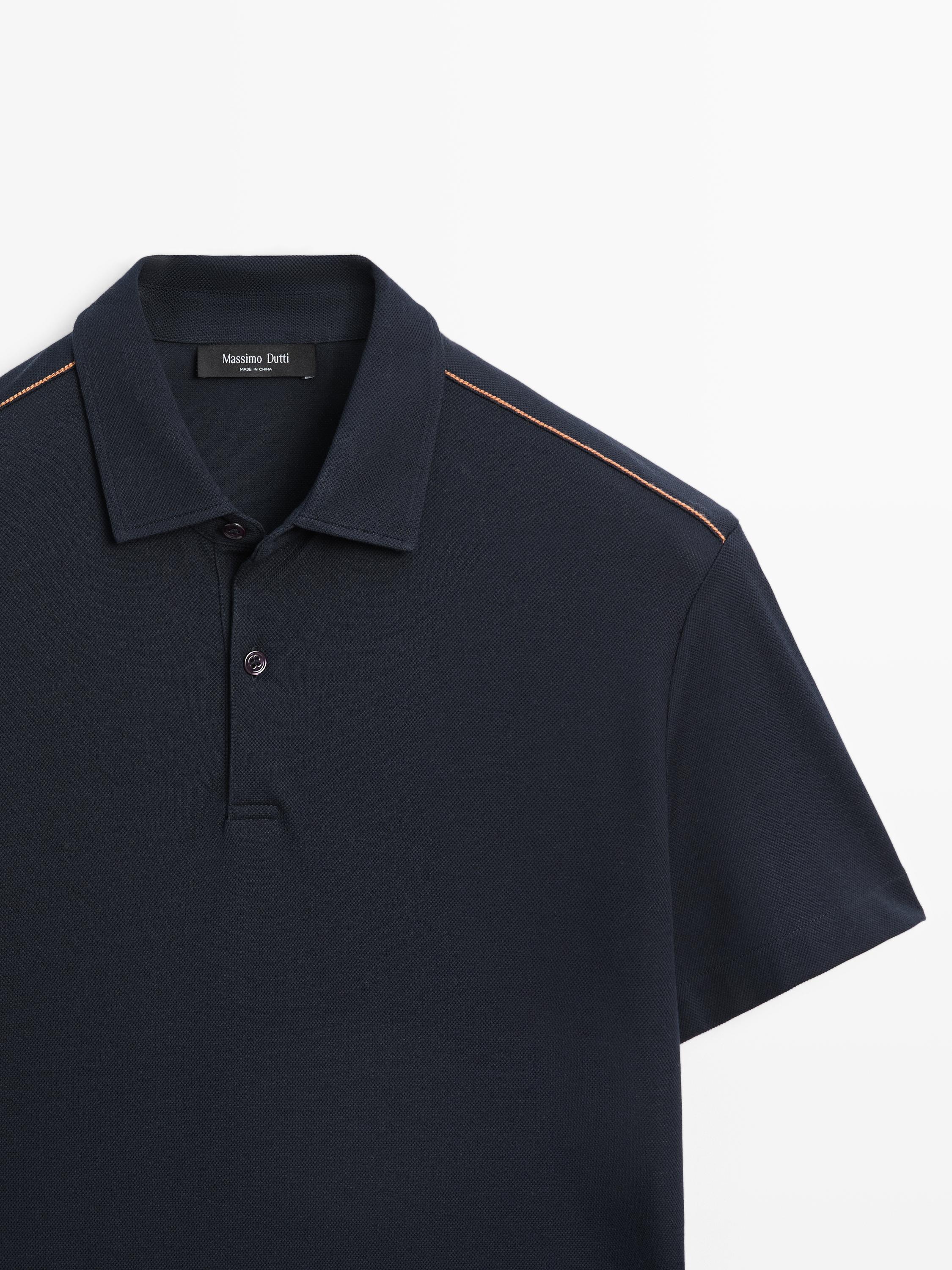 Áo cổ polo tay ngắn có chi tiết đường may tương phản