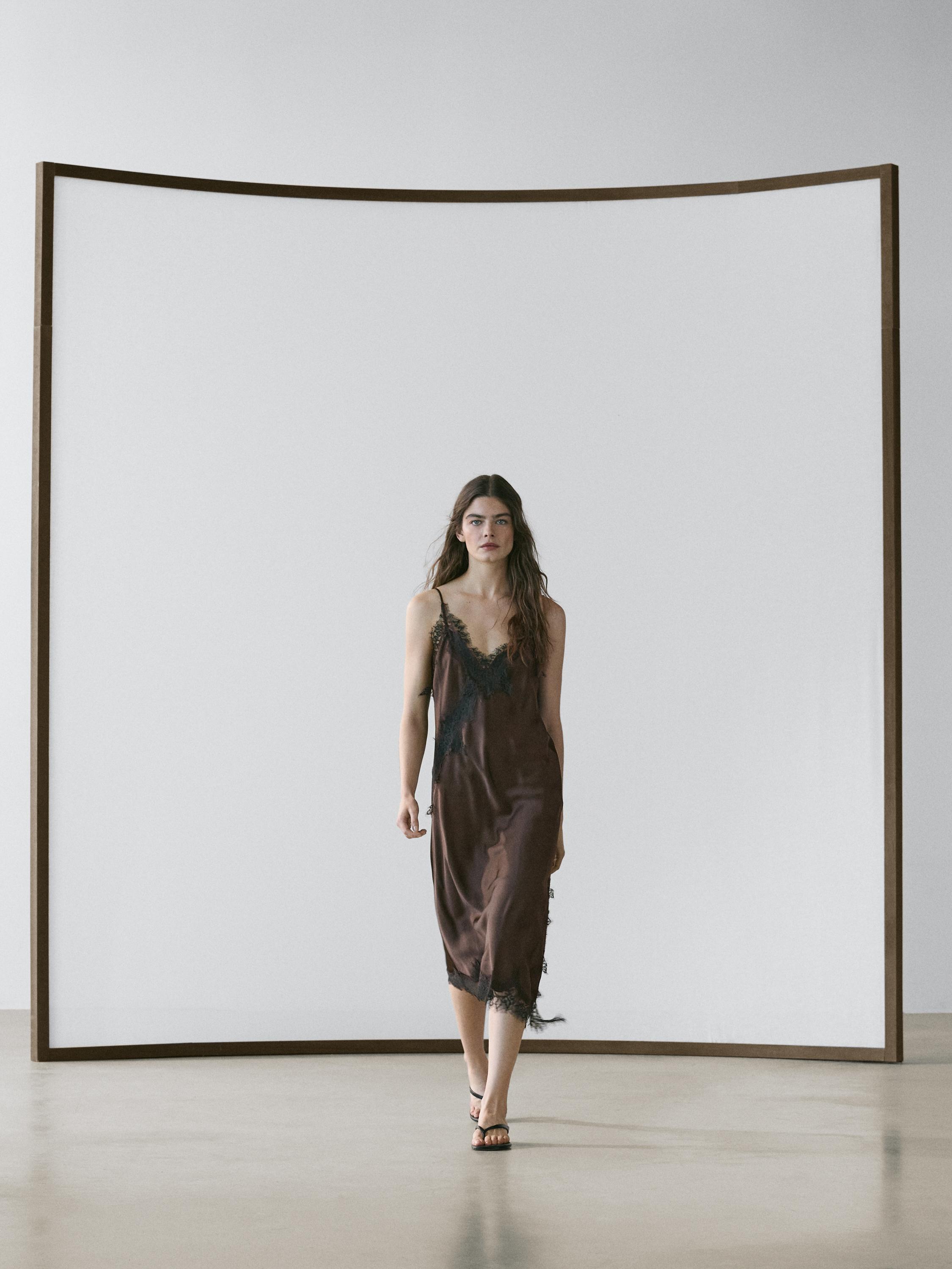 Schokoladenfarbenes Lingerie-Kleid-Set mit Spaghettiträgern und schwarzer Spitzenverzierung an Ausschnitt und Saum.