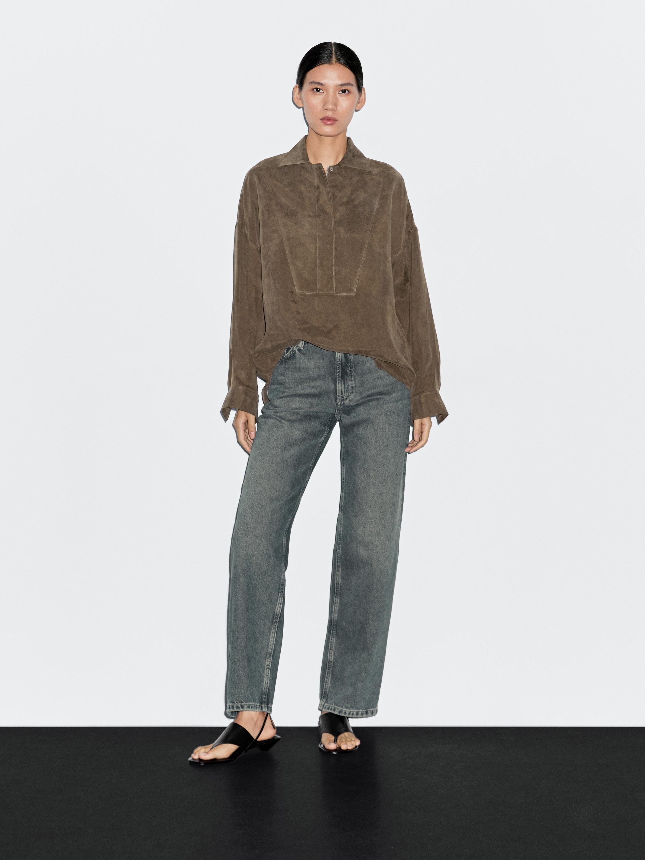 Blouse with zip on the chest