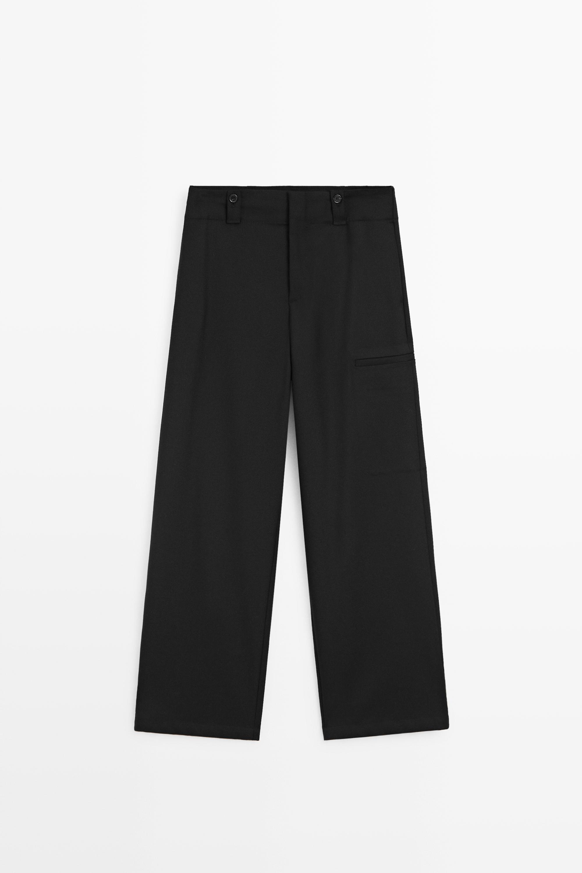 Pantalón cargo detalle bajo botón