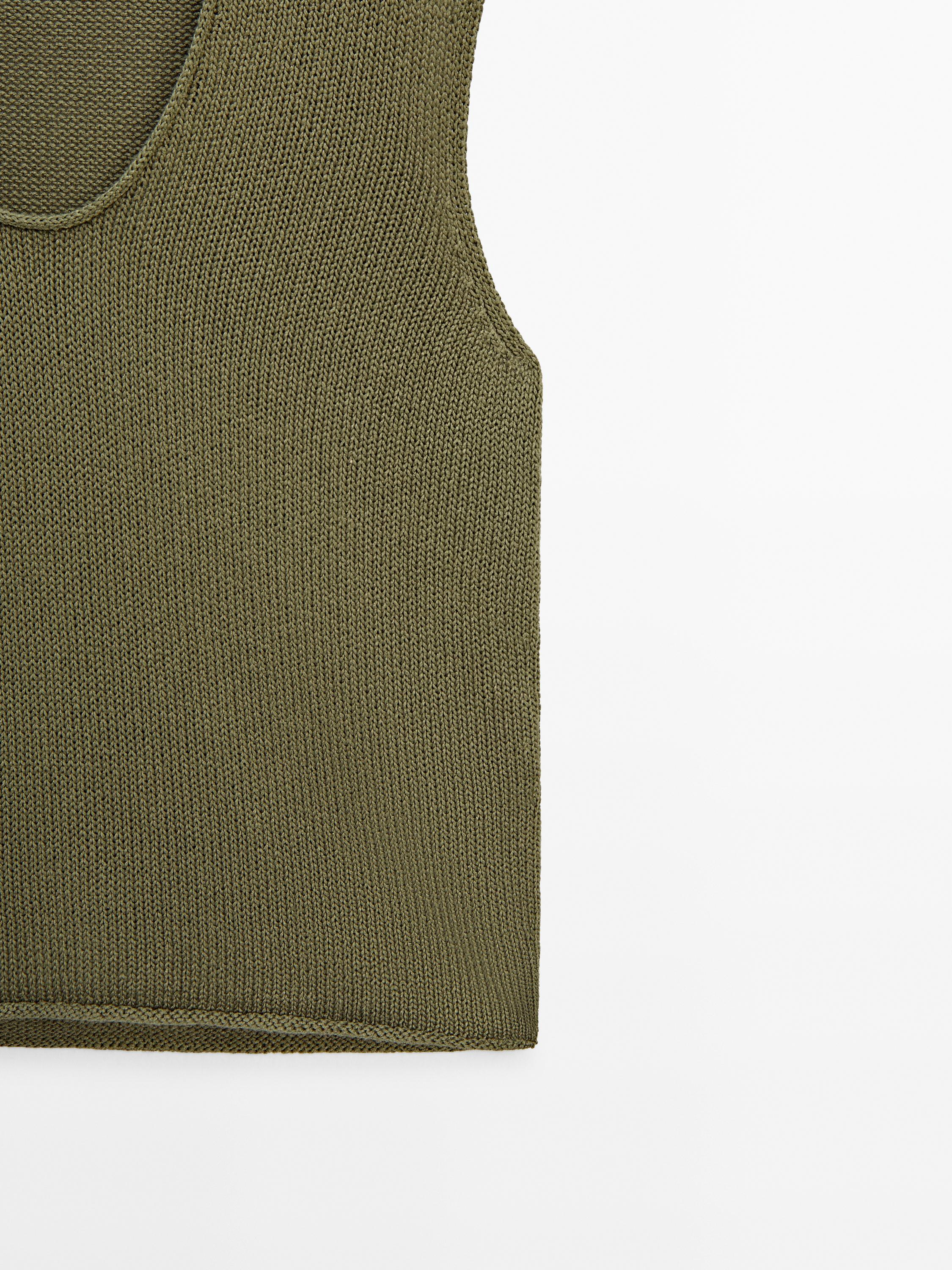 Knit top with neckline detail
