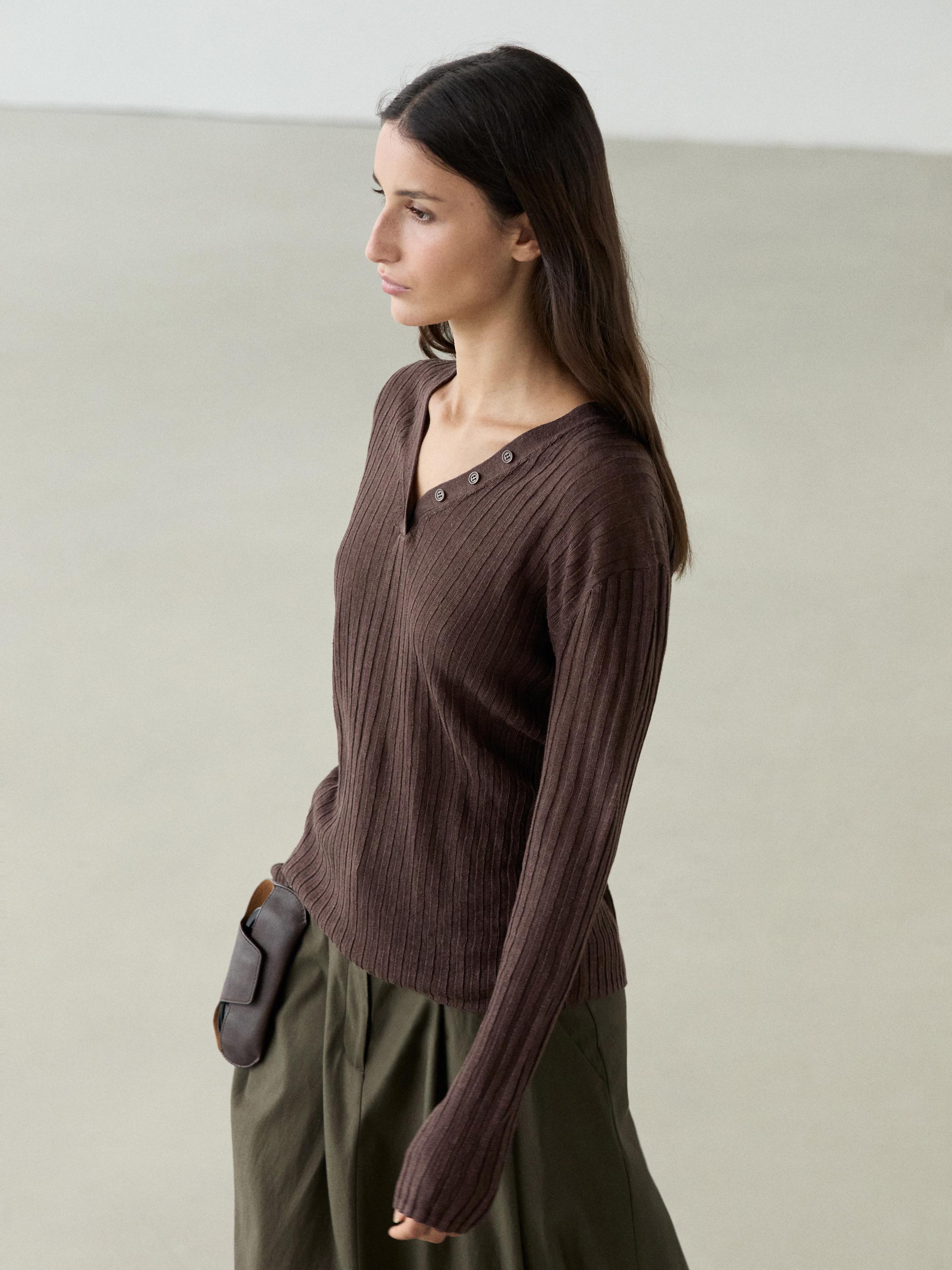 100% linen knit sweater with button details — Chocolate