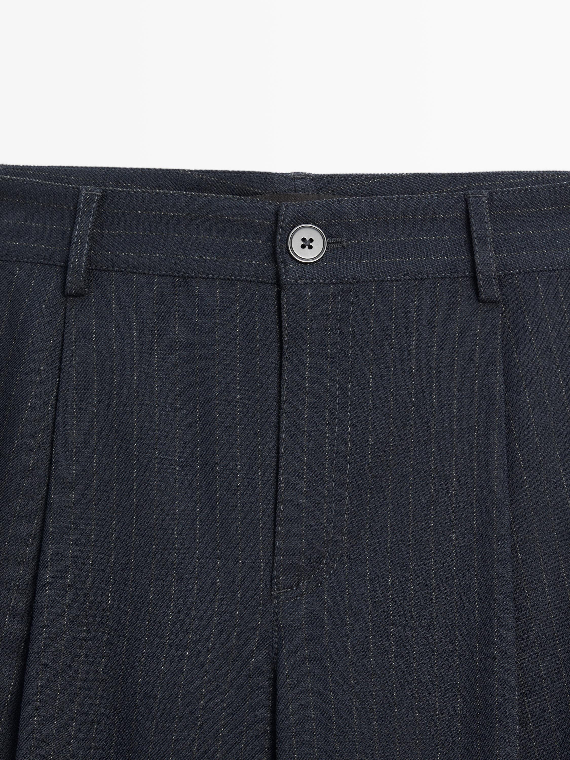 Džíny s mid waist a širokými nohavicemi s tenkými proužky