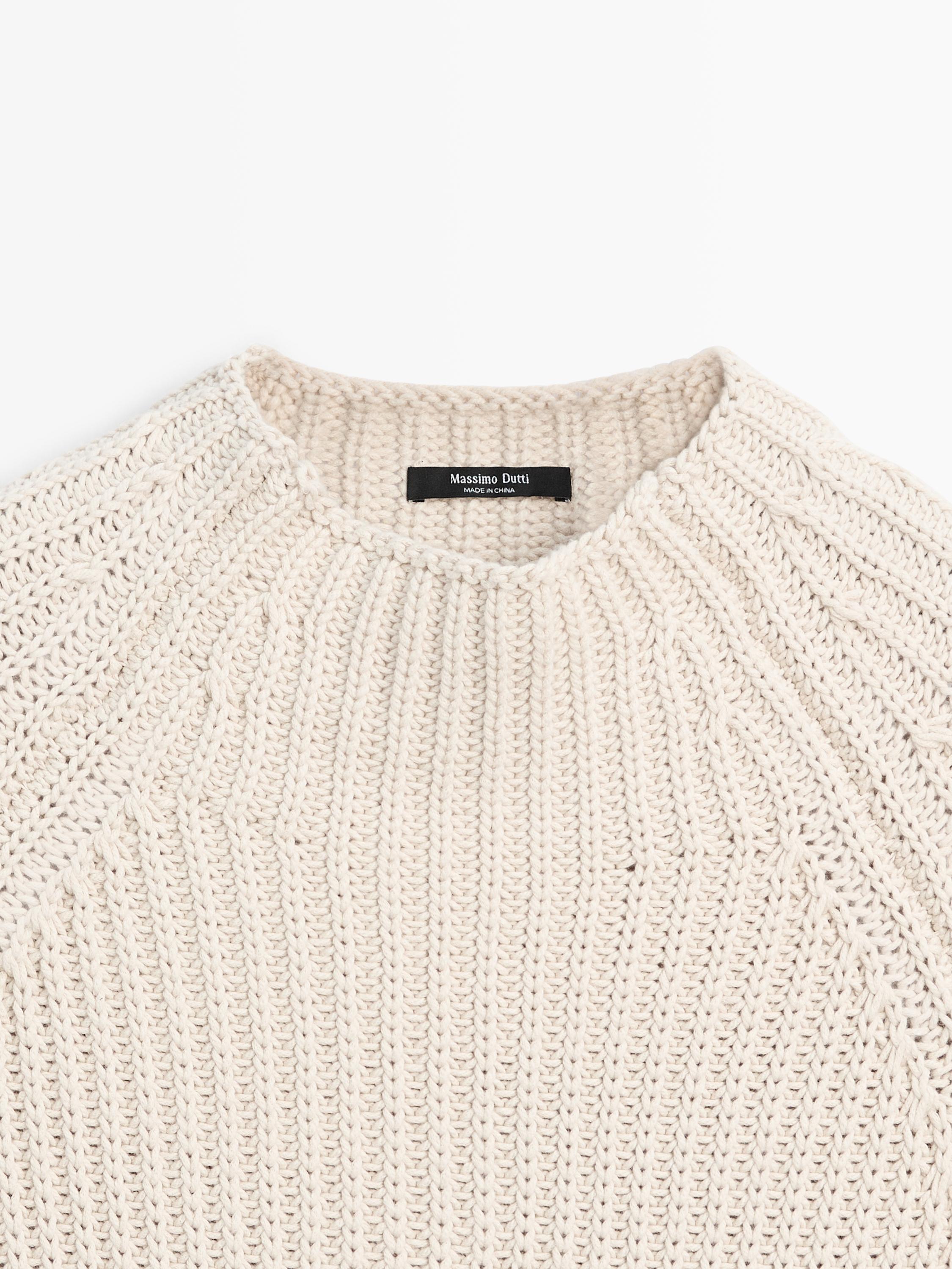 Yırtmaç detaylı triko pelerin