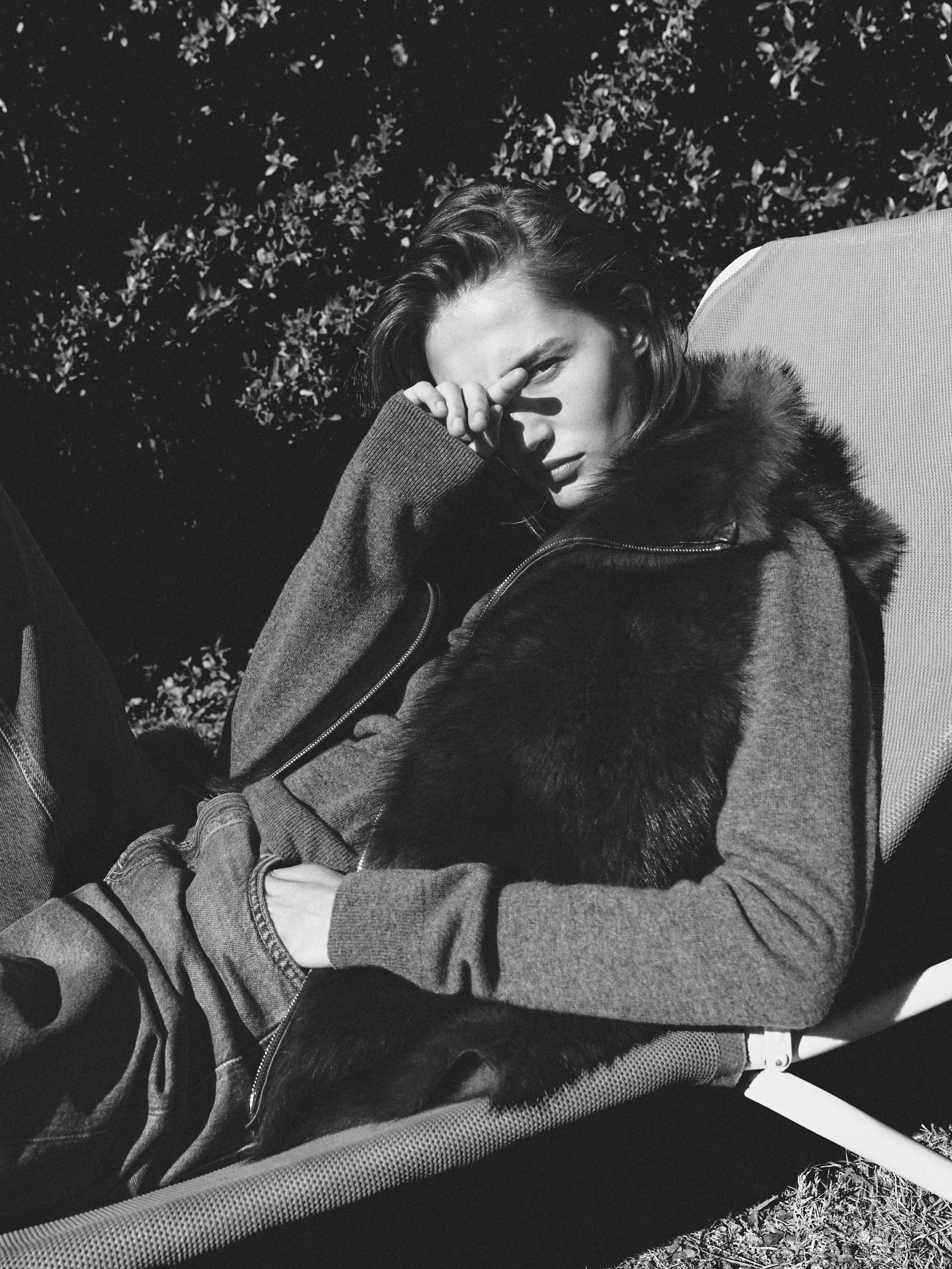 Straight-leg high-waist jeans