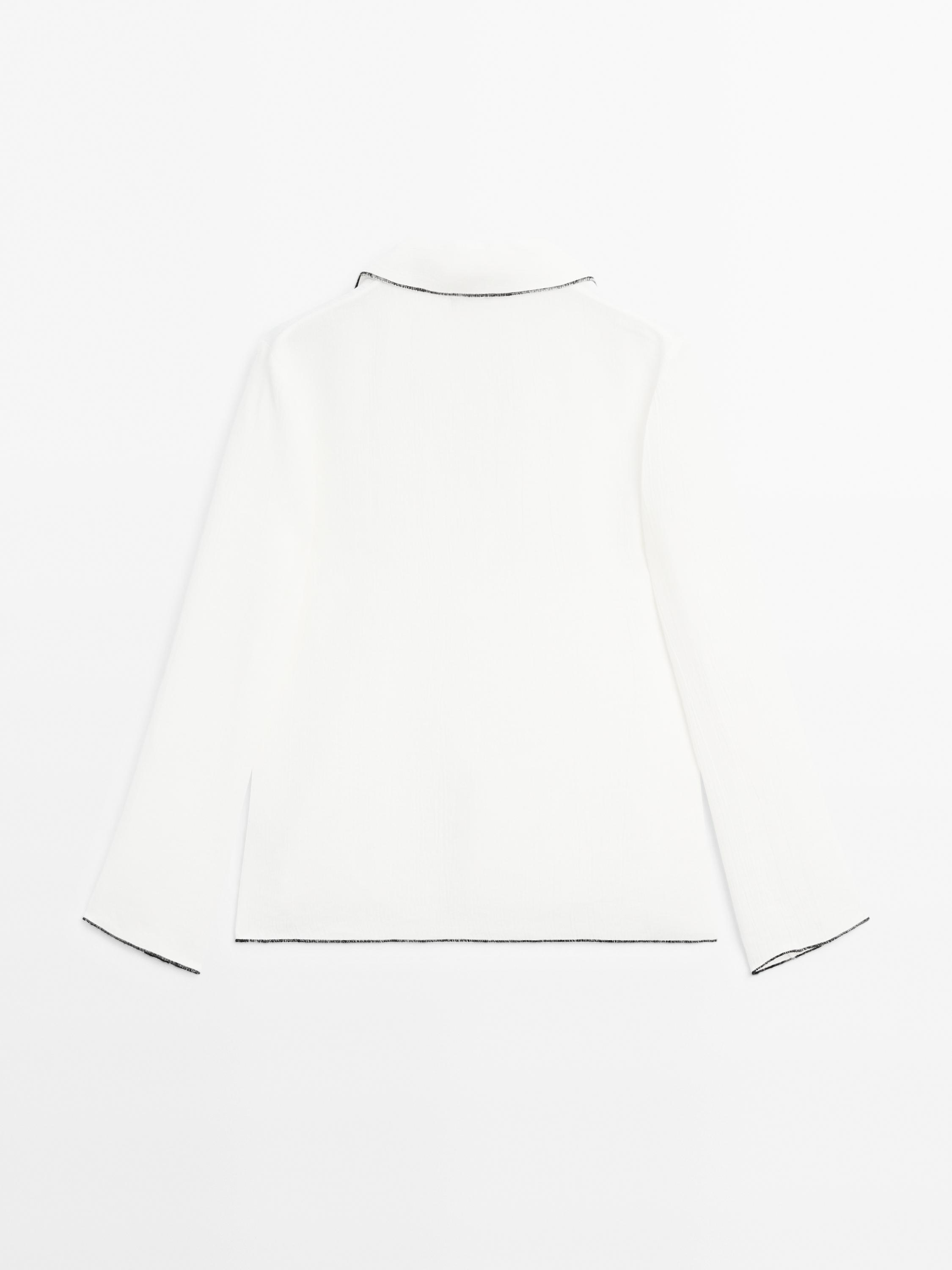 Fluid shirt with contrasting details