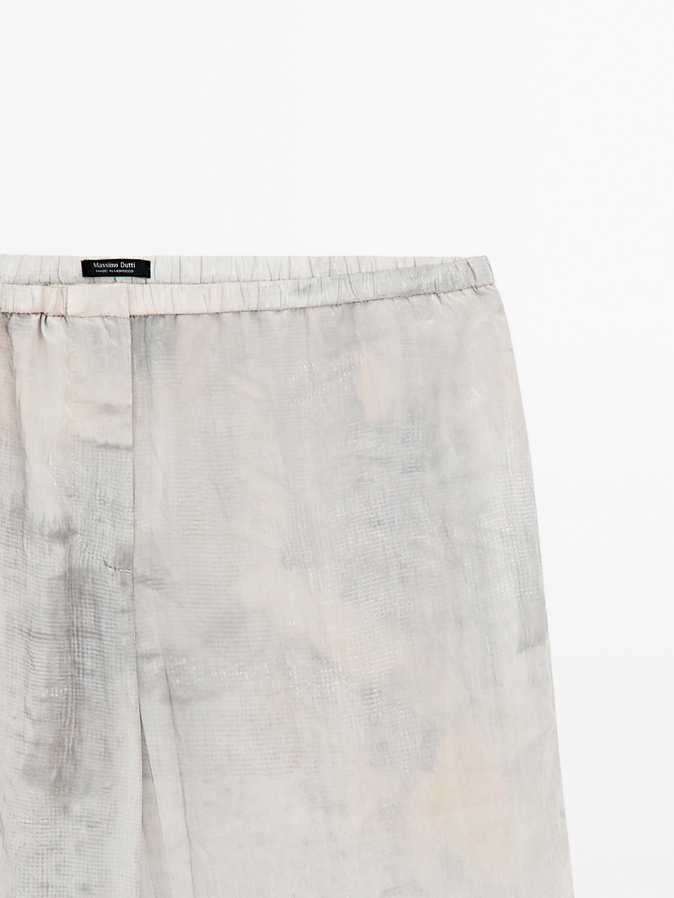 Mustrilised vabalt langevad sirge säärega püksid