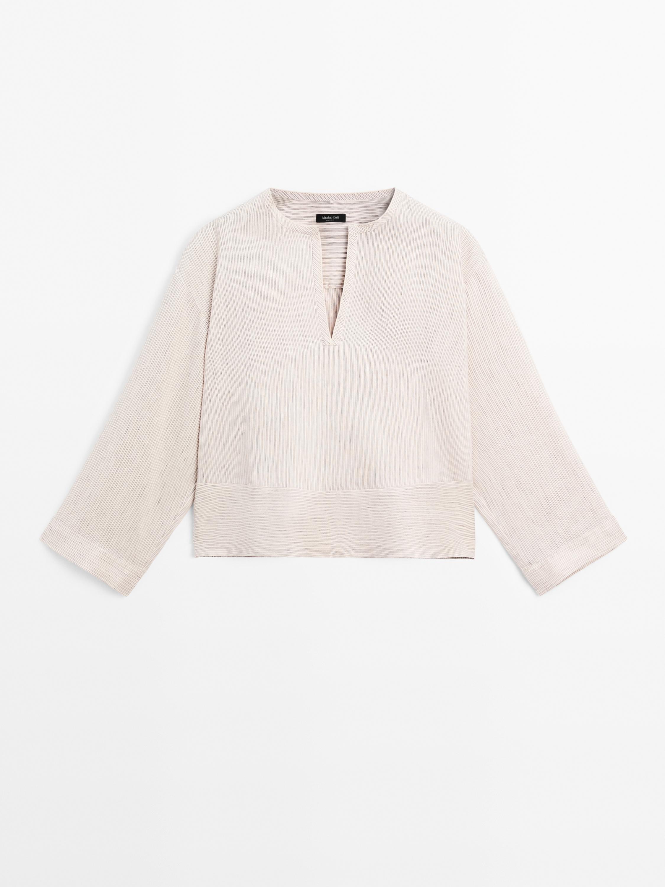 Camisa acetinada às riscas com parte inferior larga