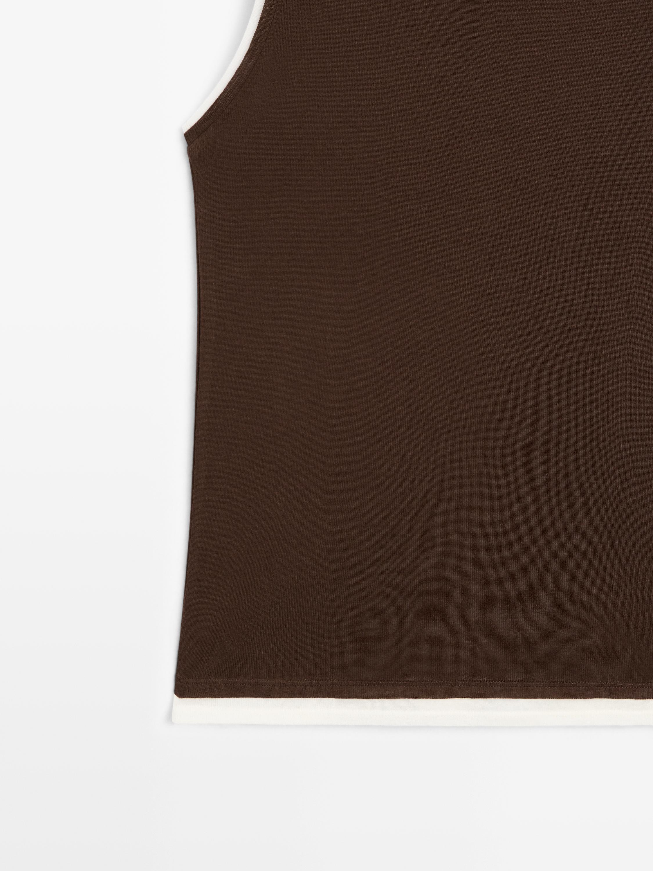 Sleeveless T-shirt with double trim