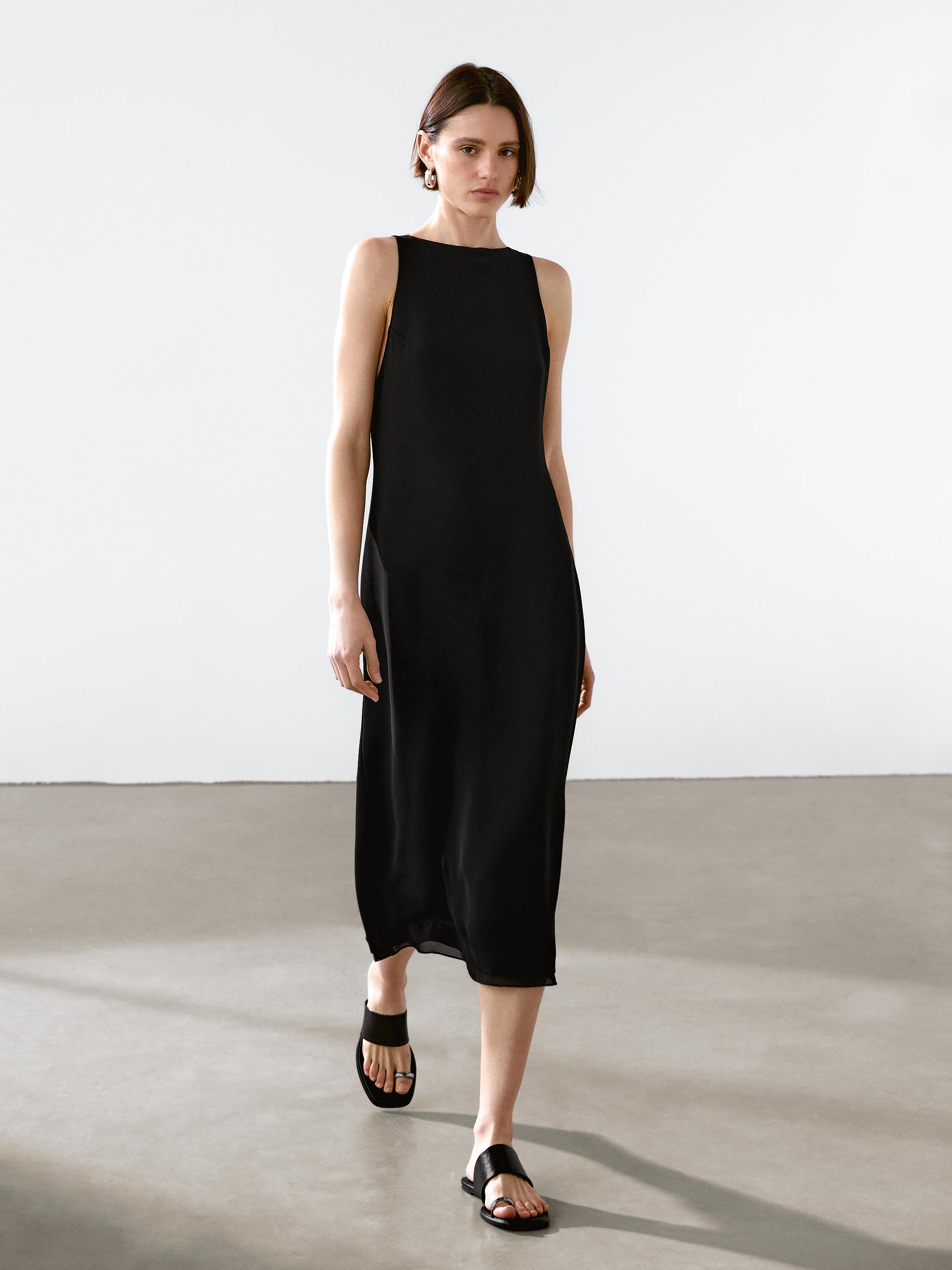 Vestido midi com decote redondo