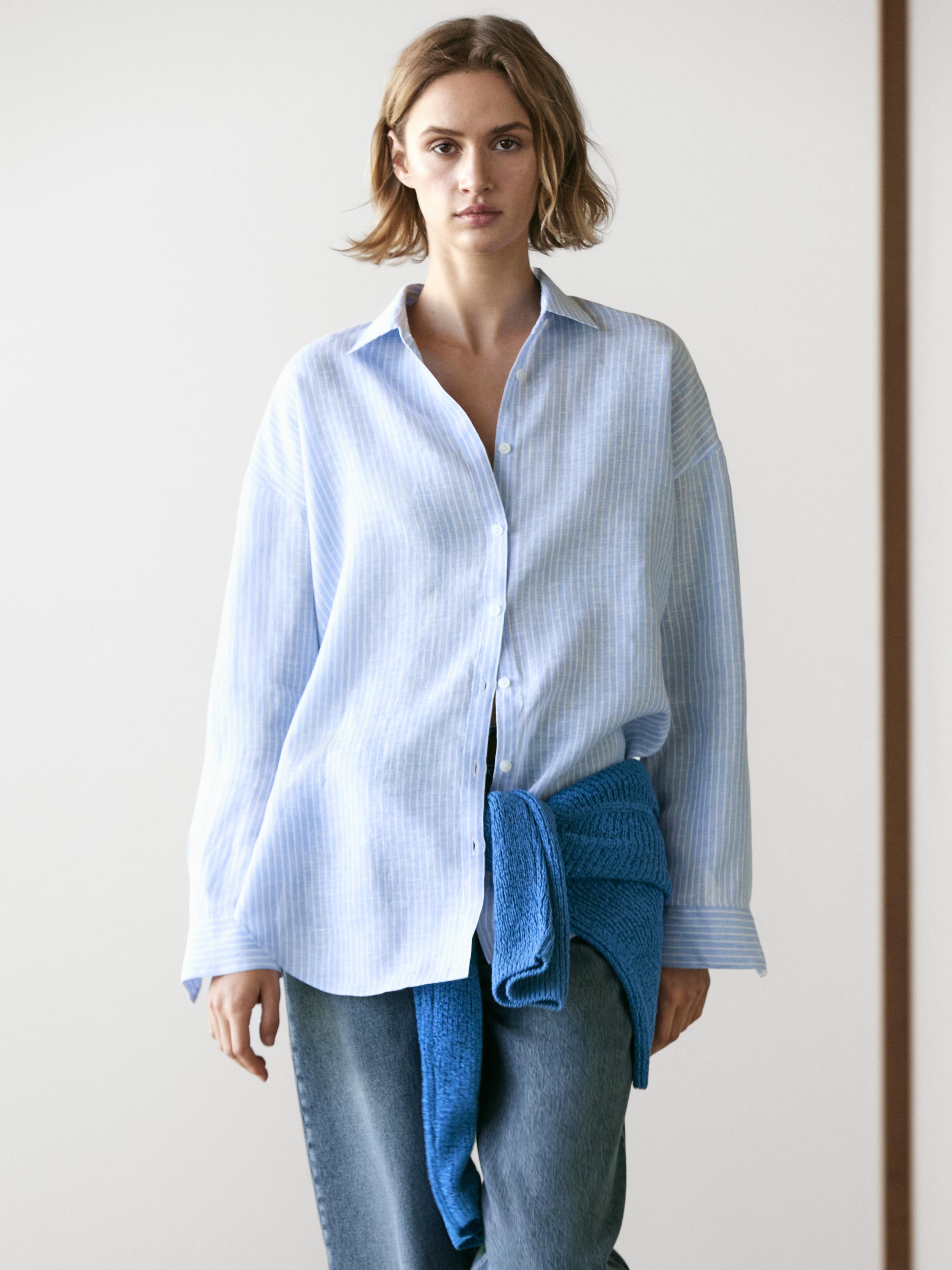 Ensemble chemise ciel à rayures boutonnée et jean bleu.