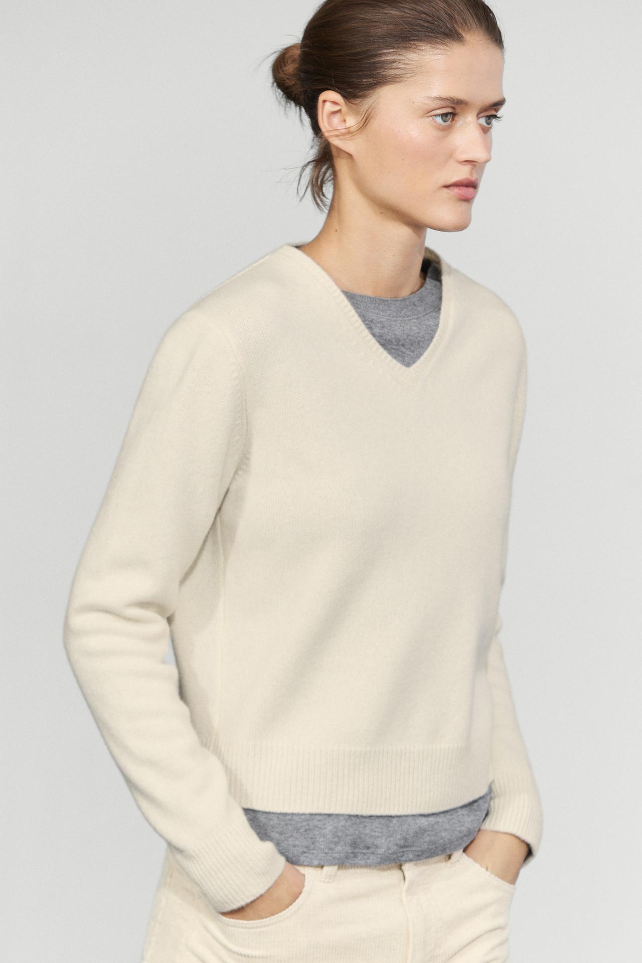 100% wool V-neck knit sweater — CREAM
