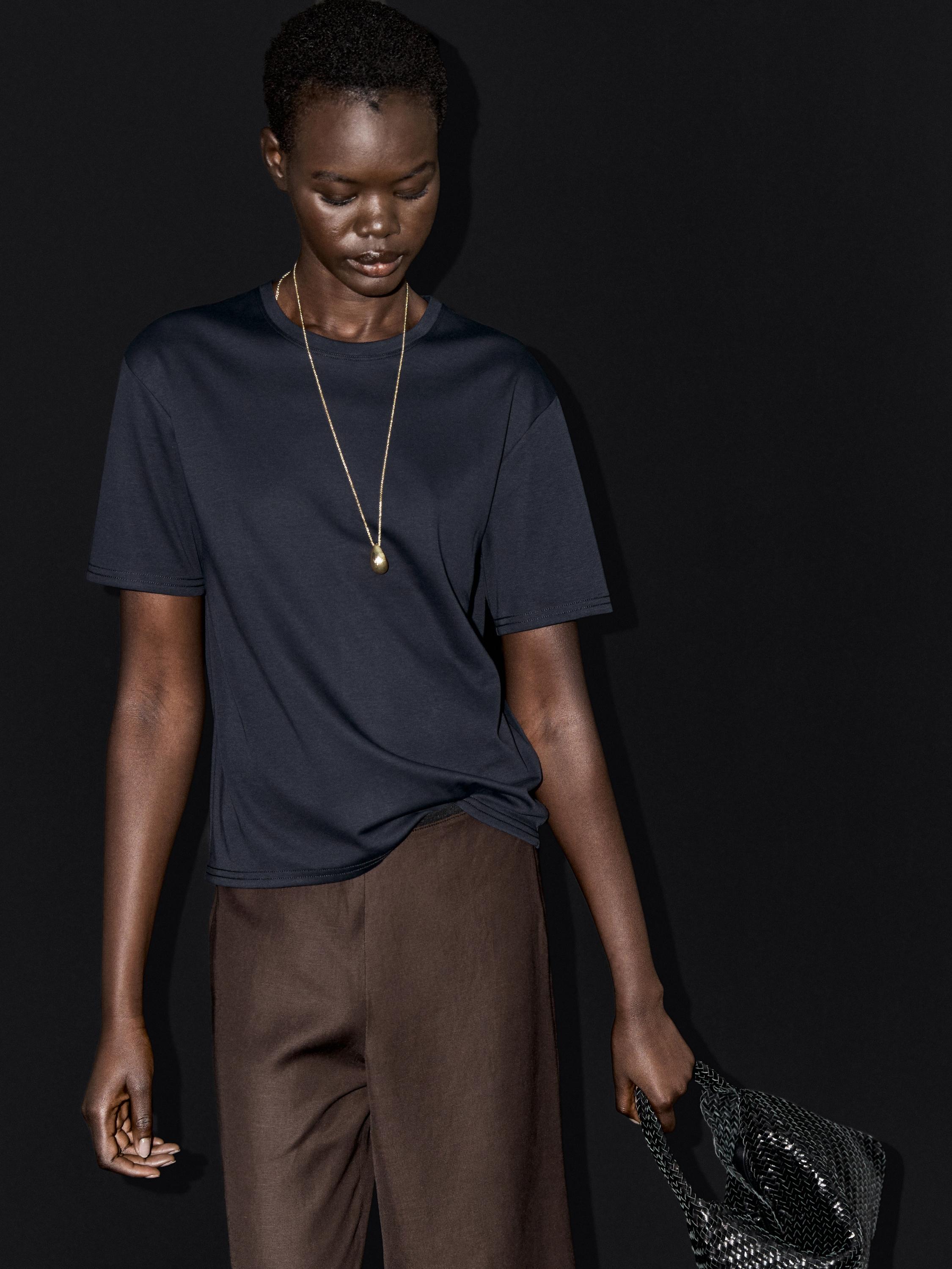 Футболка с декоративными швами сзади