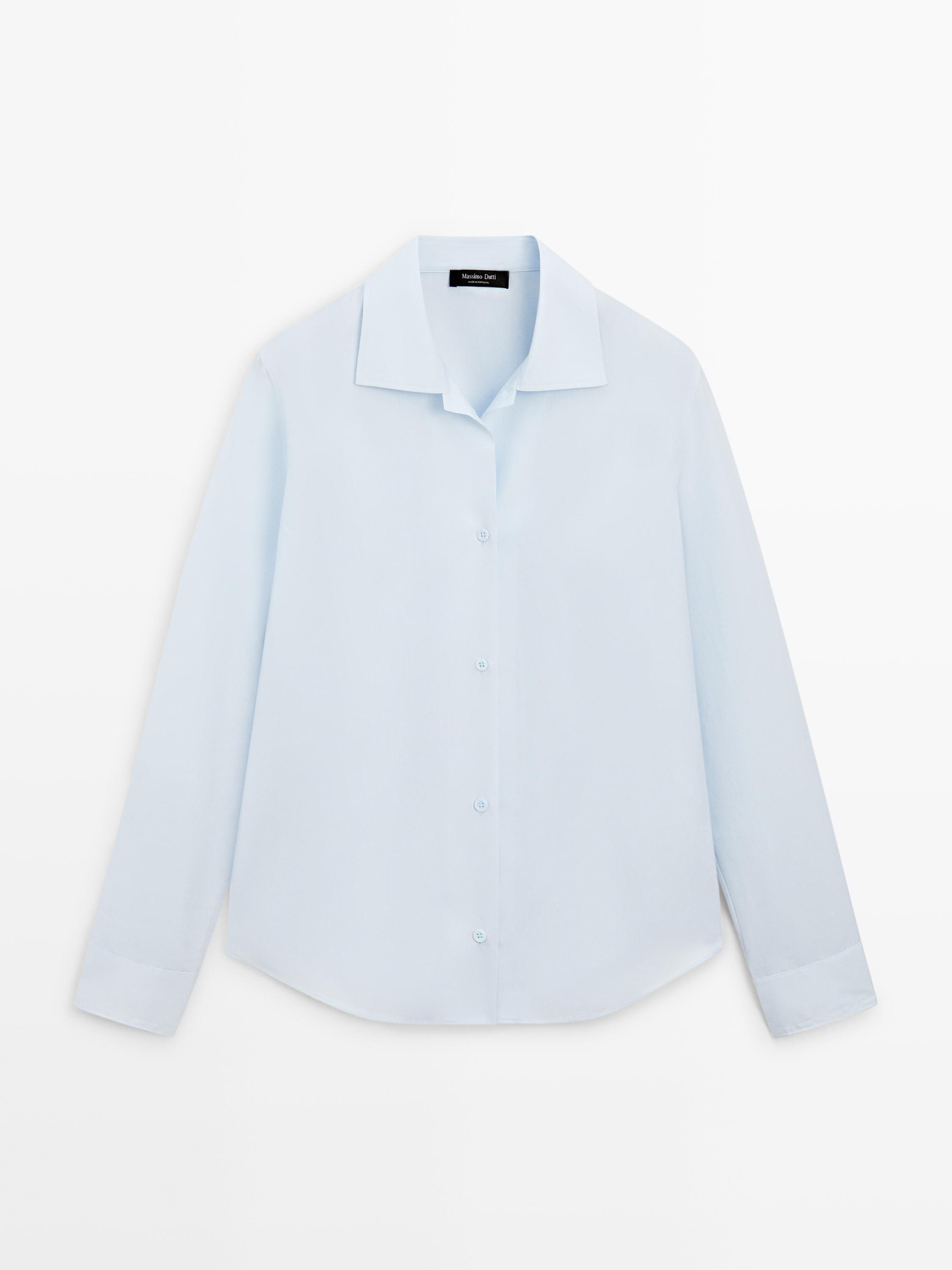 Vue de face d'une chemise bleu ciel à col classique et patte de boutonnage centrale. Manches longues avec poignets.