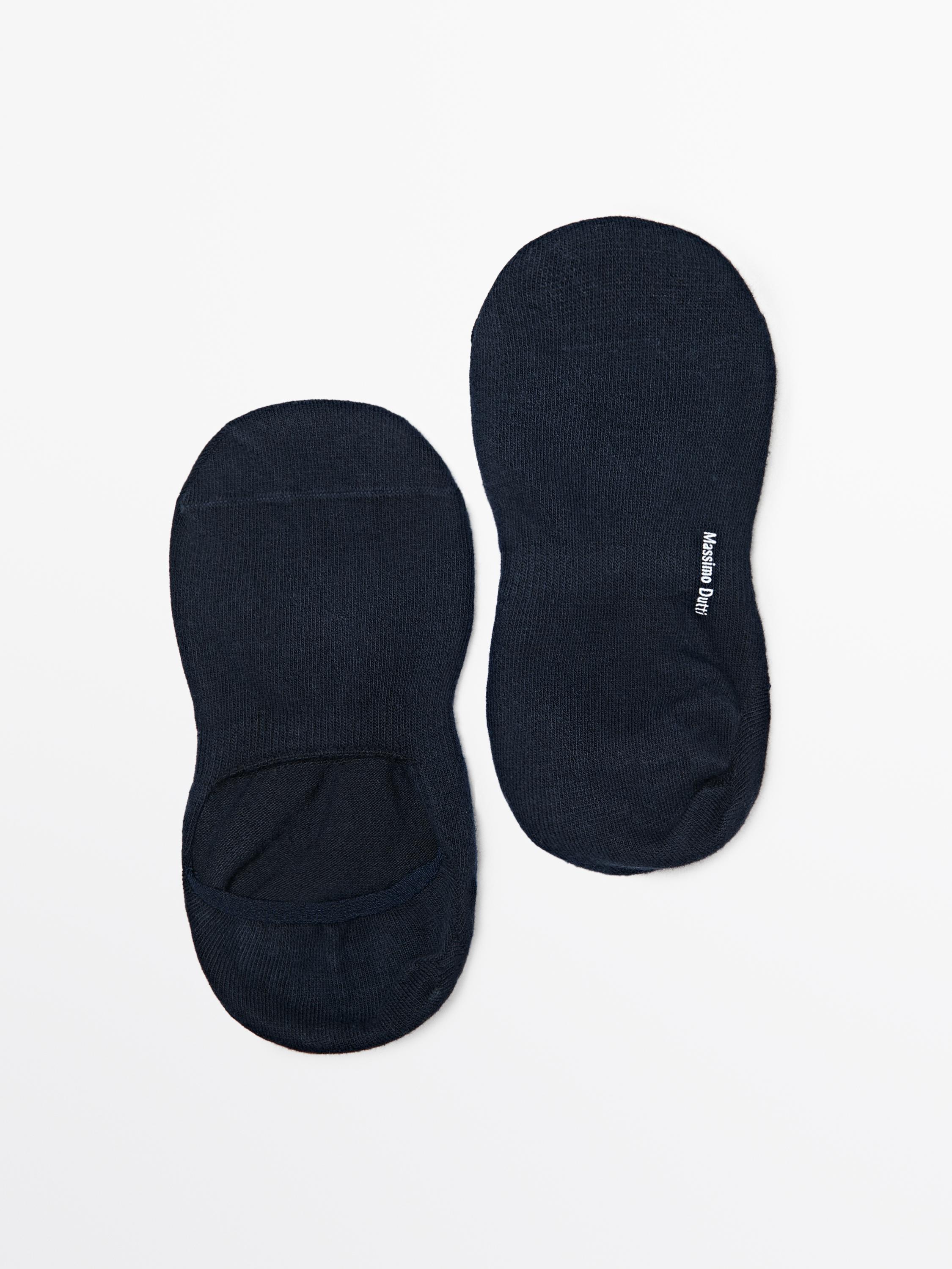 Vorderansicht von zwei marineblauen Invisible-Socken mit dem Text „Massimo Dutti“ auf einer davon.