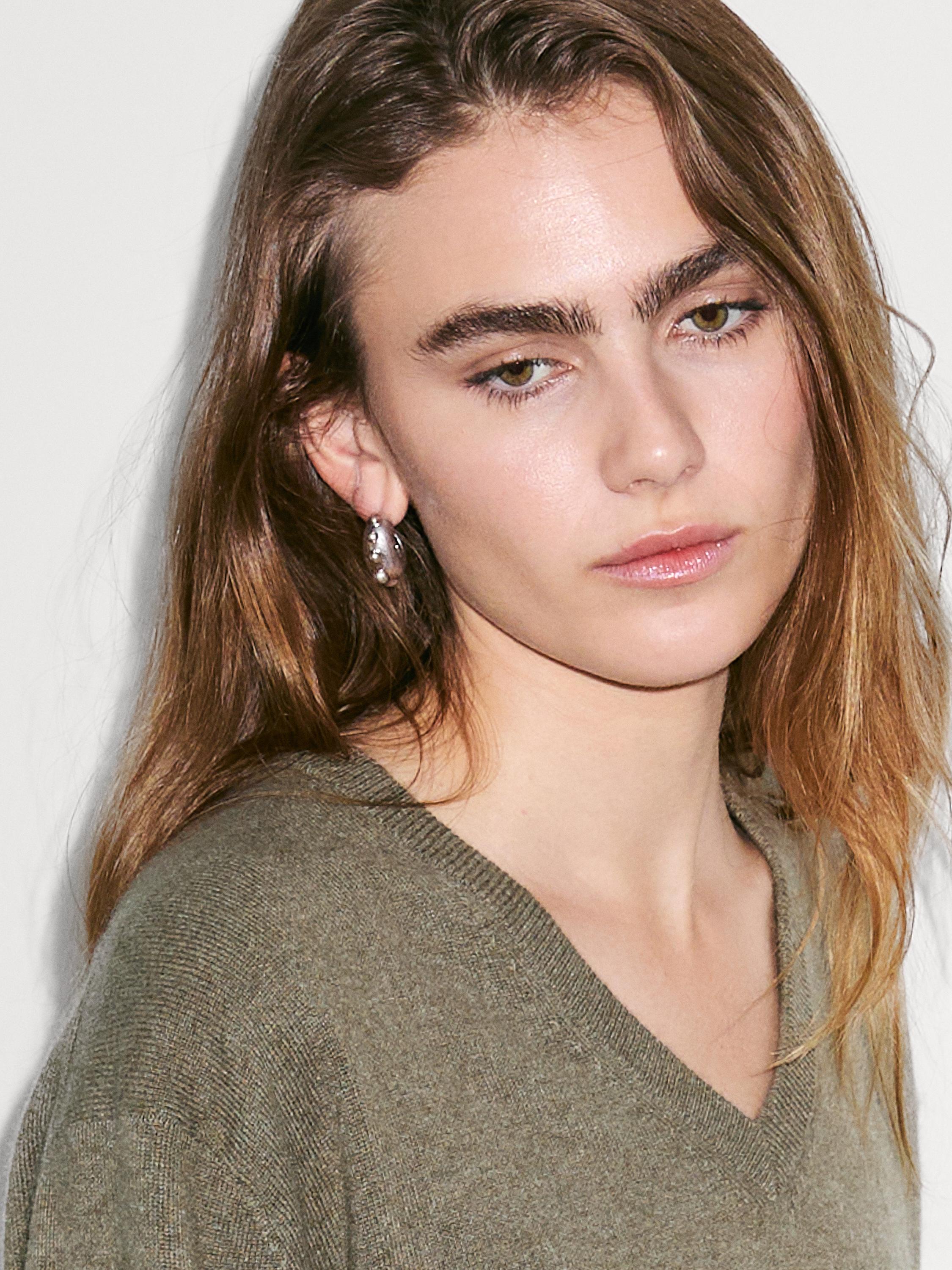 Sveter s výstrihom do V zo 100 % kašmíru