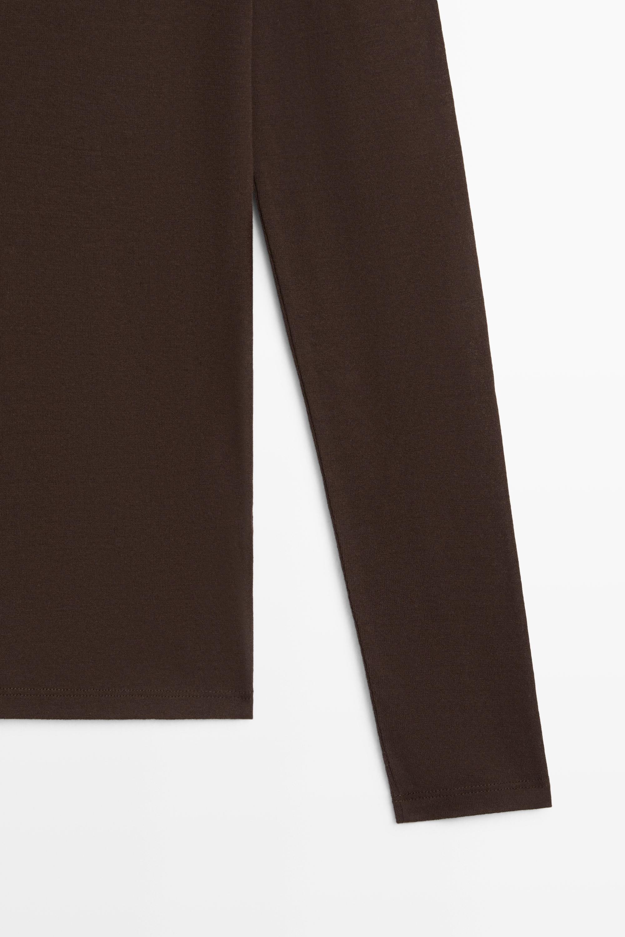 Slim fit long sleeve V-neck T-shirt — BROWN