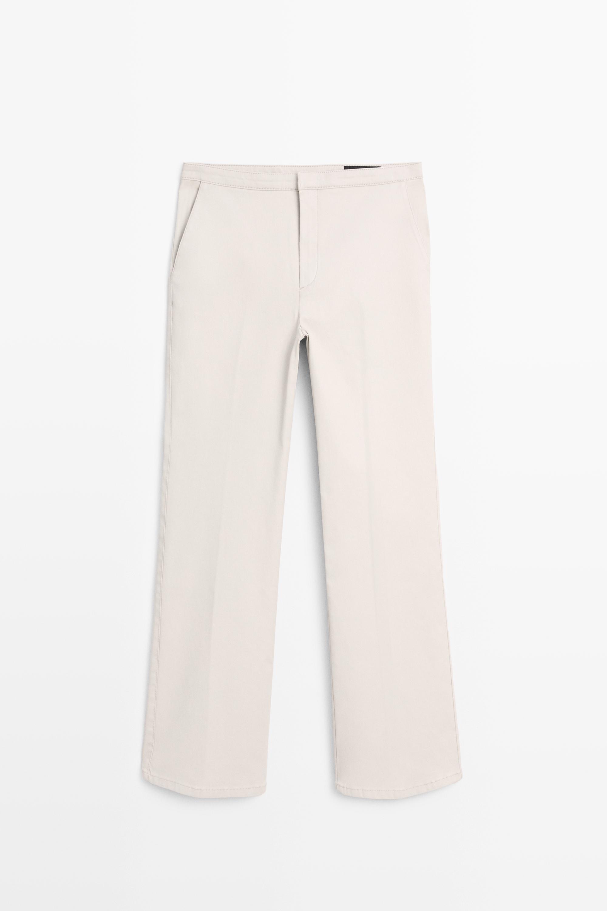 Vista frontal de pantaló flare fit de tir mitjà en color pedra amb butxaques laterals.