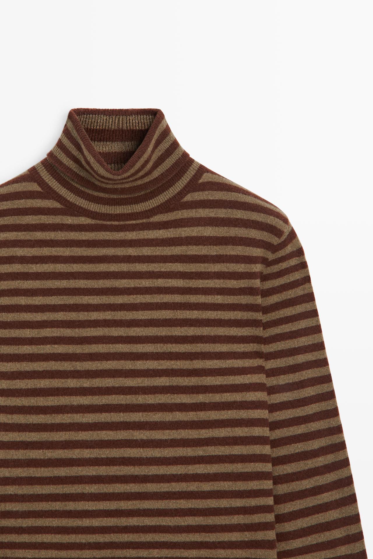Wool-cashmere blend knit turtleneck sweater — BURGUNDY