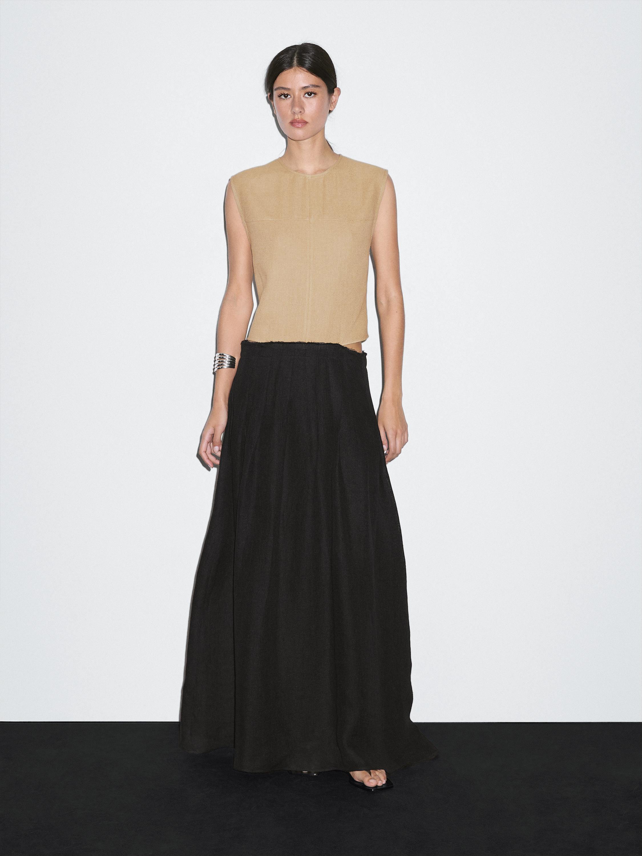 Contrast long dress with side slits