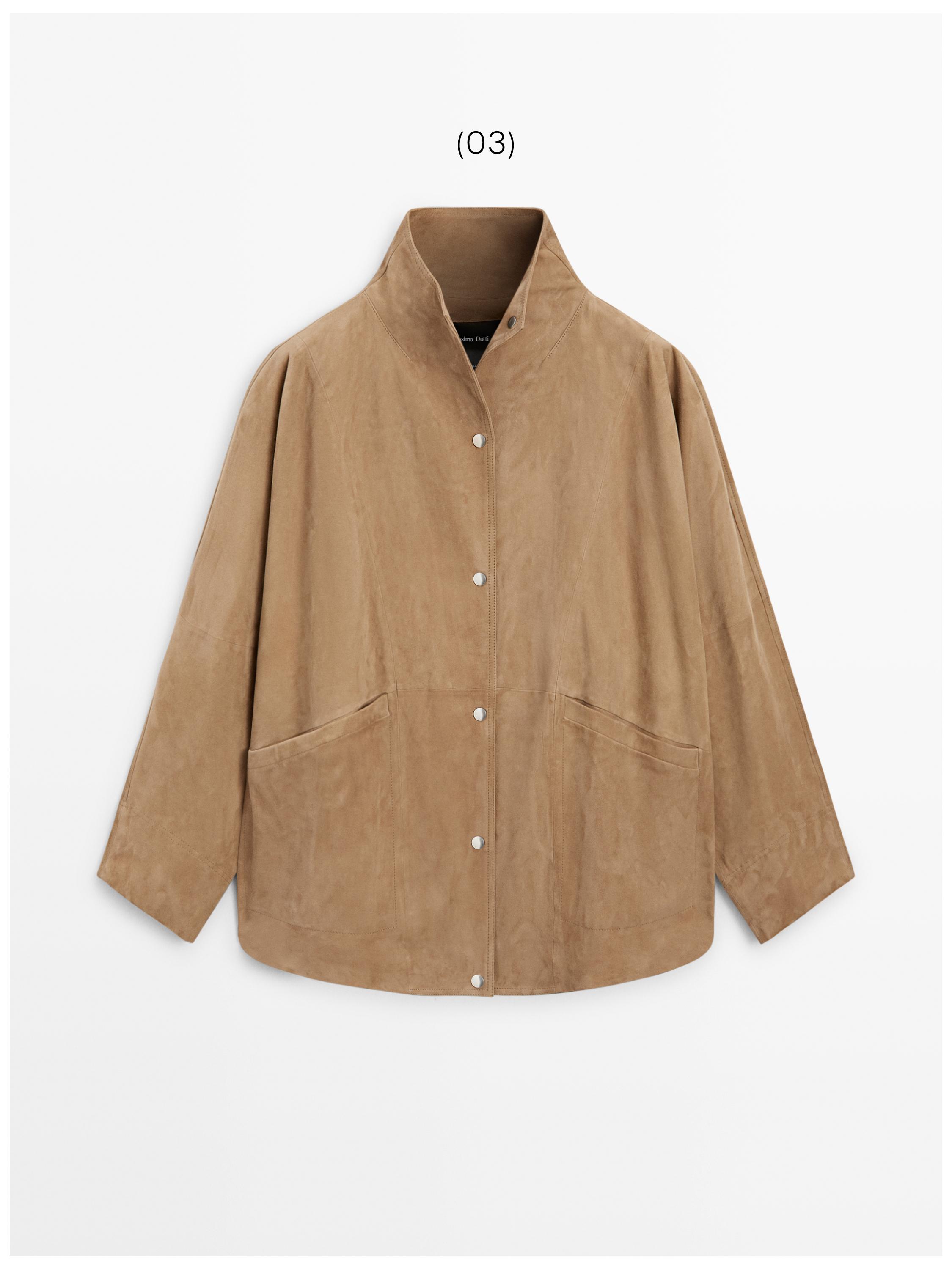 Vooraanzicht van een zandkleurige bomberjack met opstaande kraag, zichtbare knopen en zijzakken.