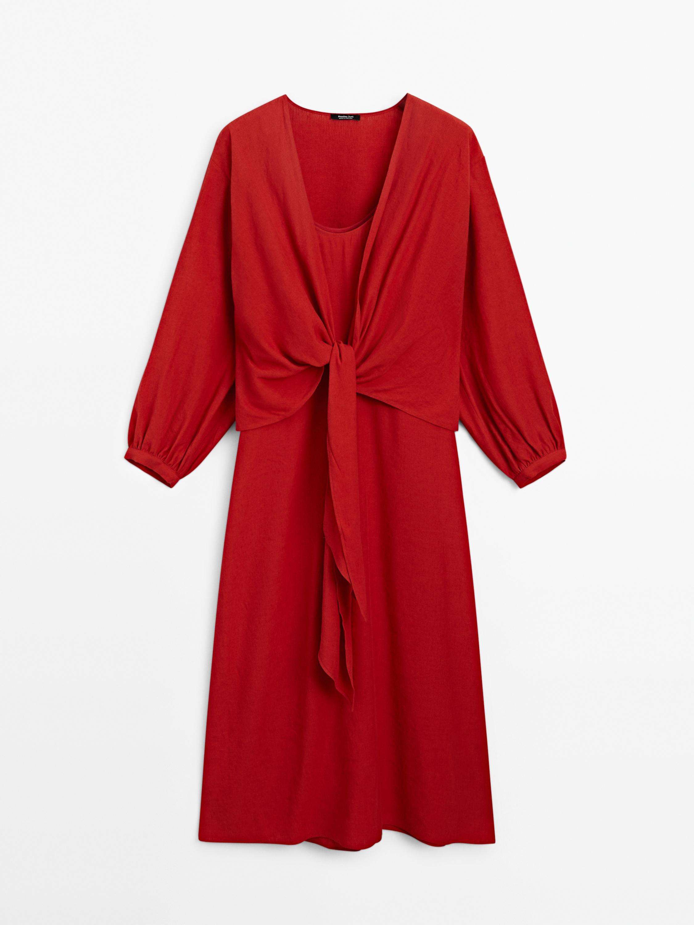 Sukienka średniej długości z węzłem przy dekolcie