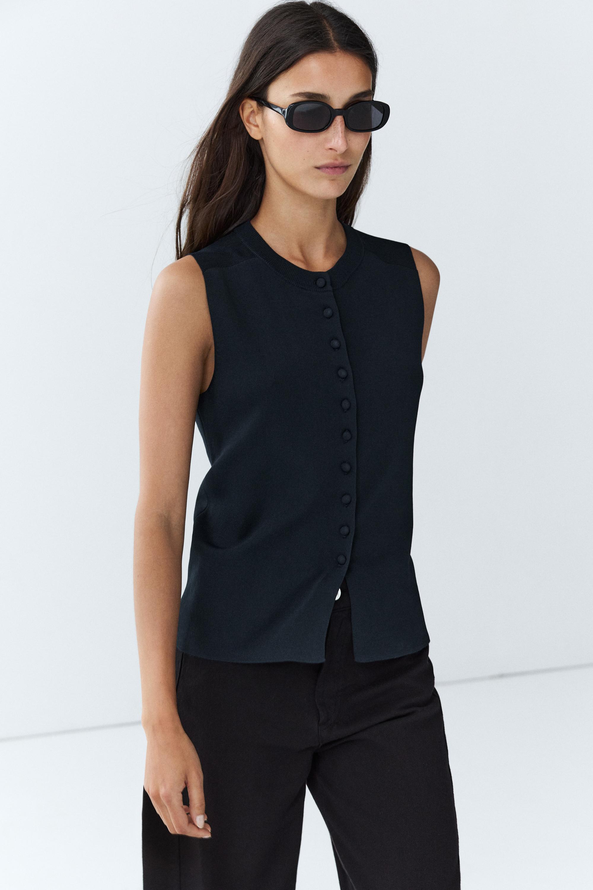 Fine-knit vest with covered buttons