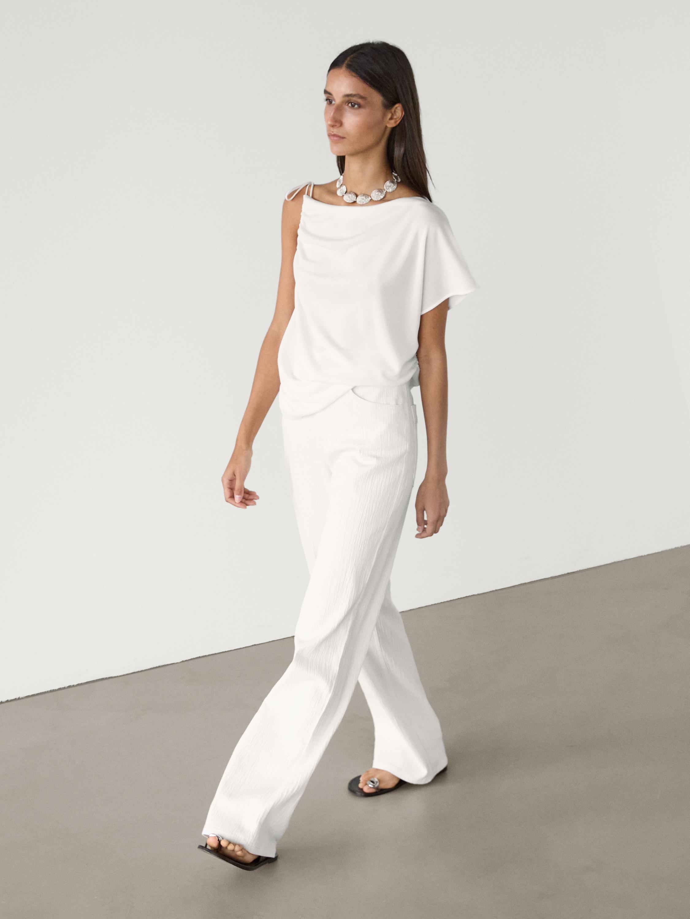 Top drapé à encolure asymétrique