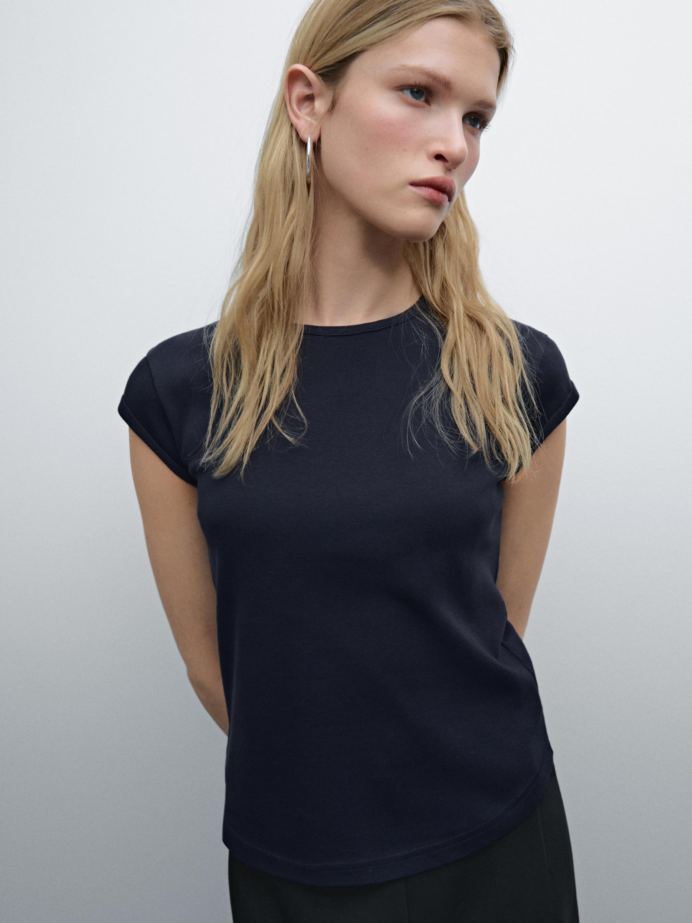 100% cotton T-shirt with rounded hem