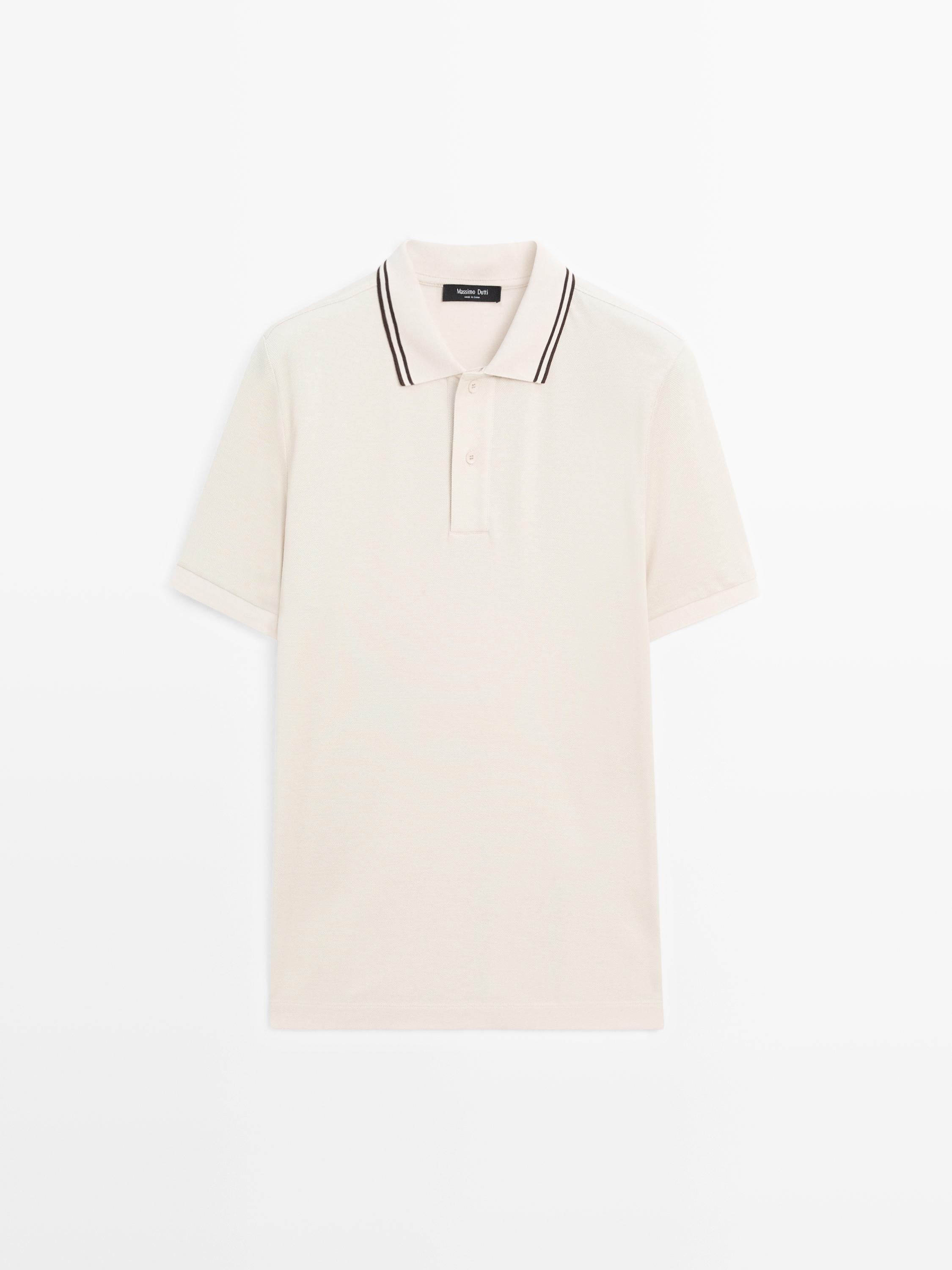 Dáng nhìn từ phía trước của áo polo ngắn tay màu trắng ngà, cổ áo phối màu và hàng nút.