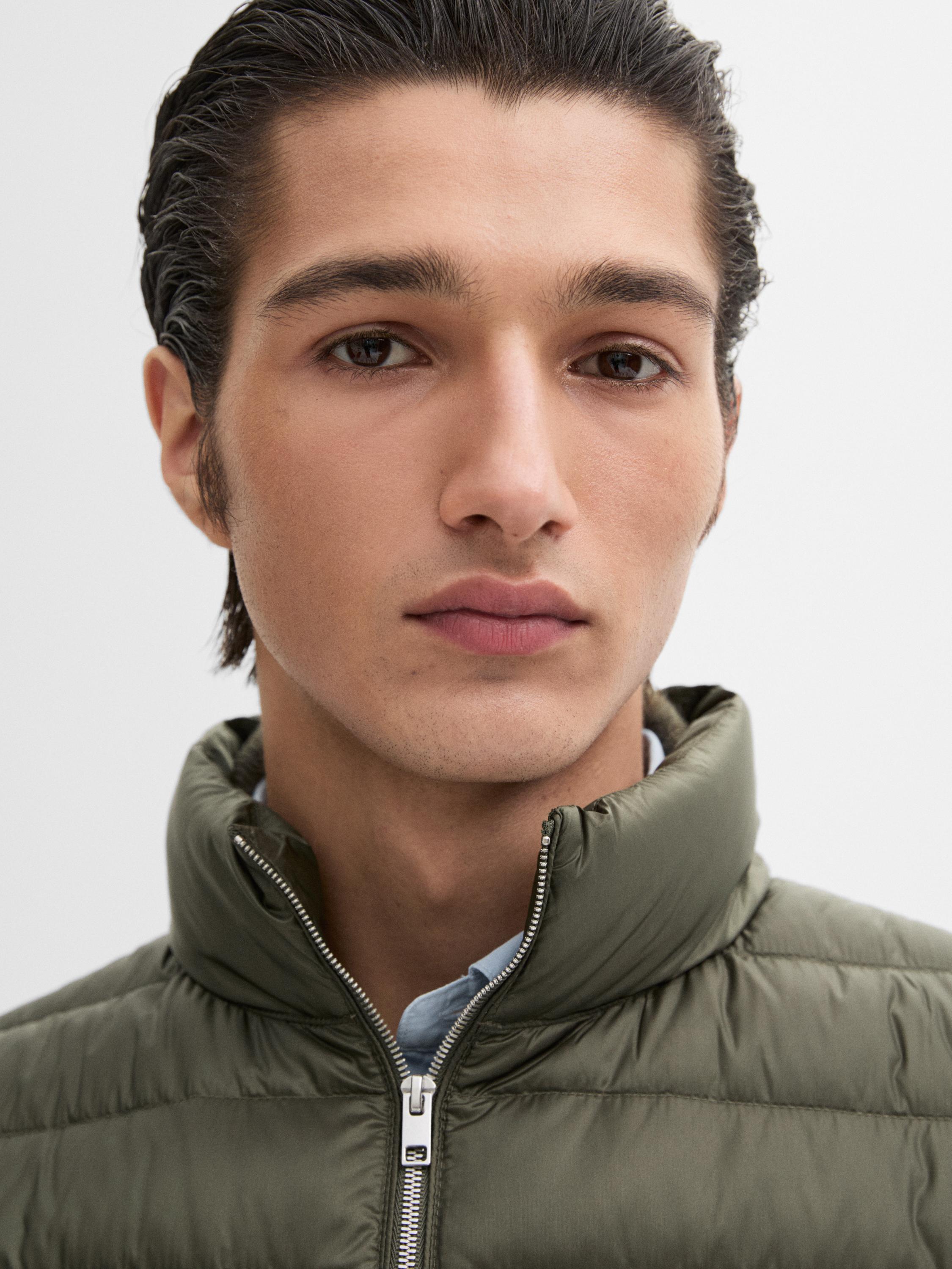 Foldable lightweight down puffer gilet