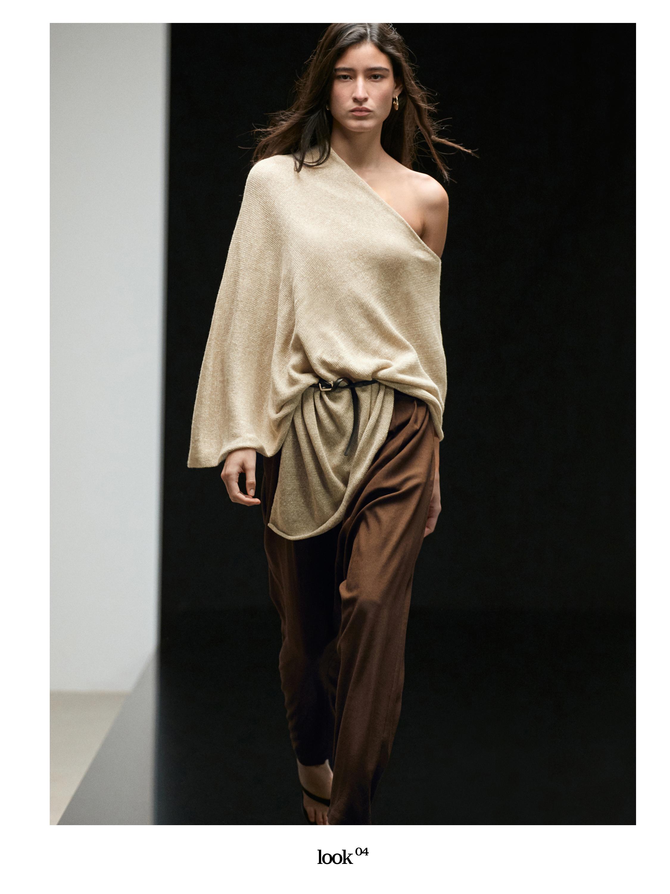 Conjunto de blusa asimétrica beige de un hombro y pantalones sueltos marrones.