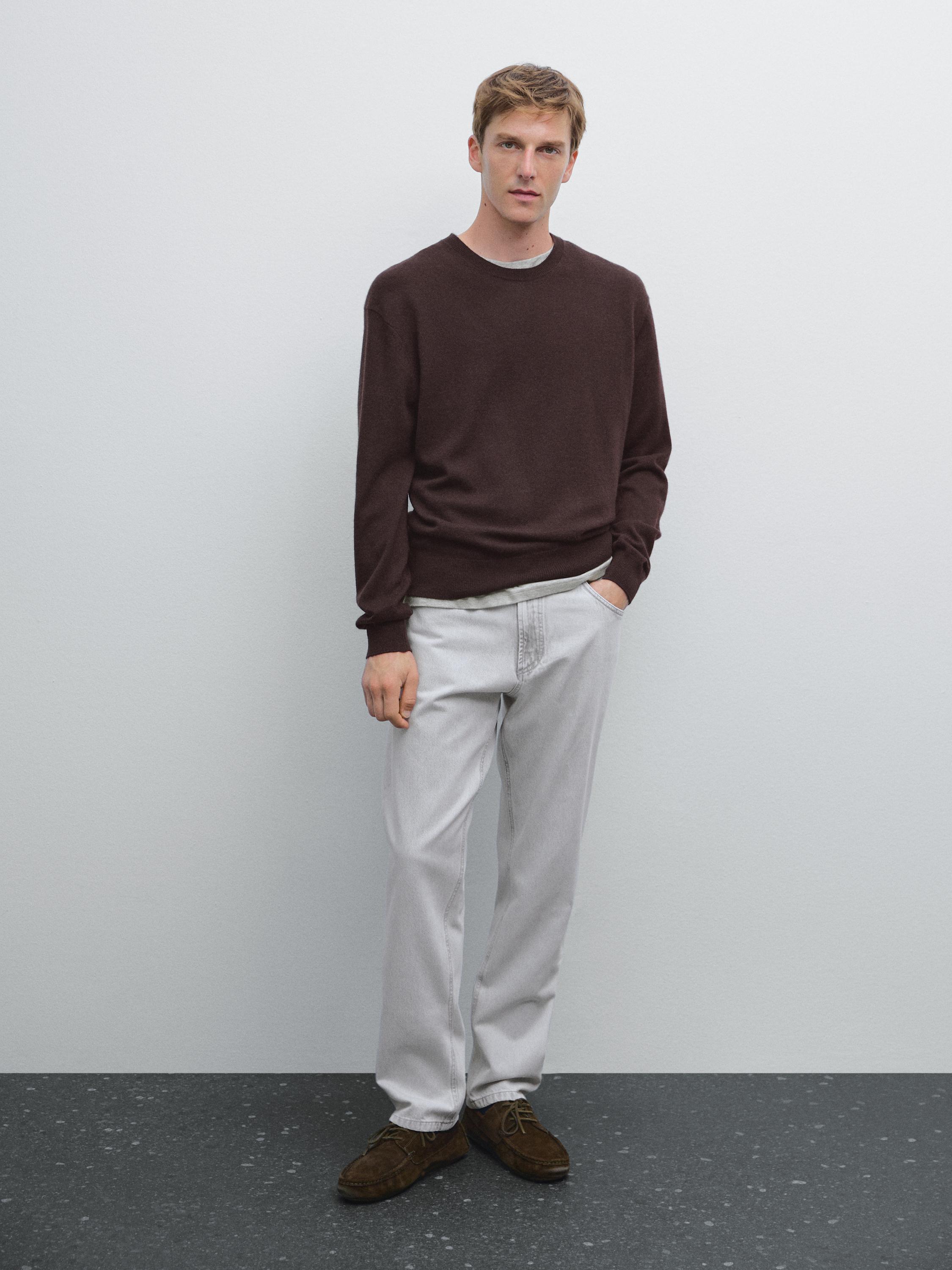Cashmere knit sweater with a crew neck