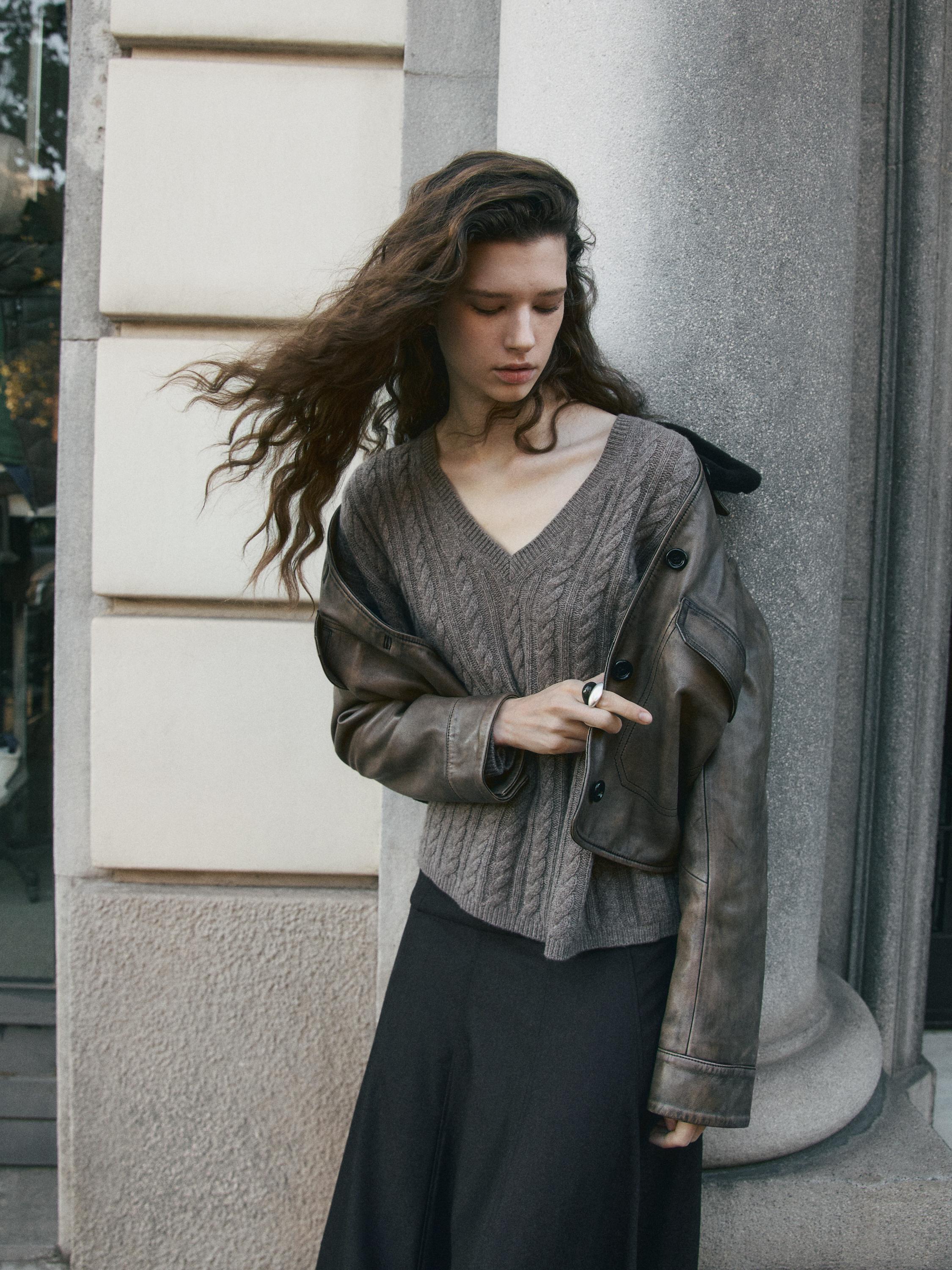 Pullover mit Zopfmuster und V-Ausschnitt