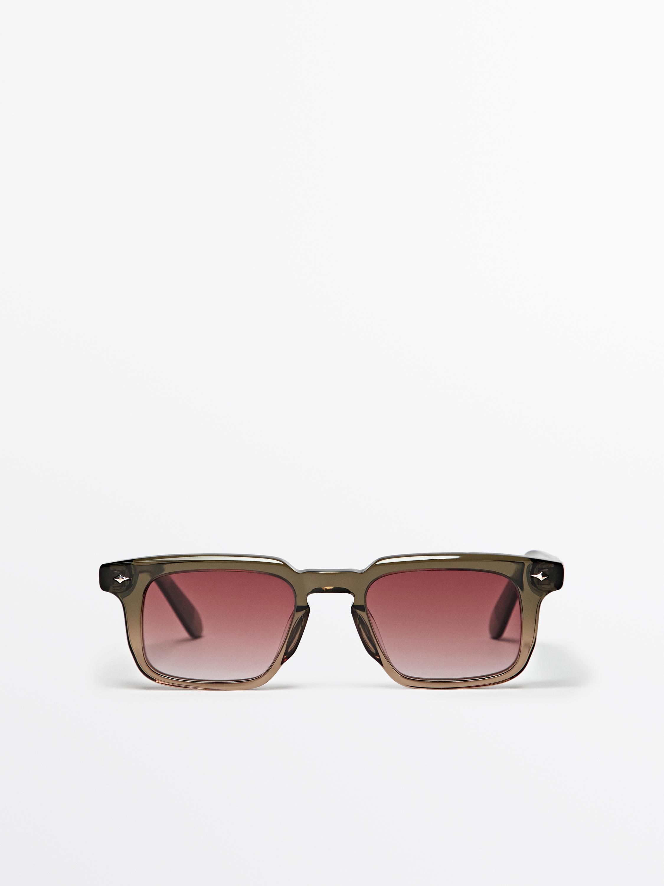 Kare çerçeveli ve pembe tonlu degrade camlı vizon rengi güneş gözlüğünün önden görünümü.