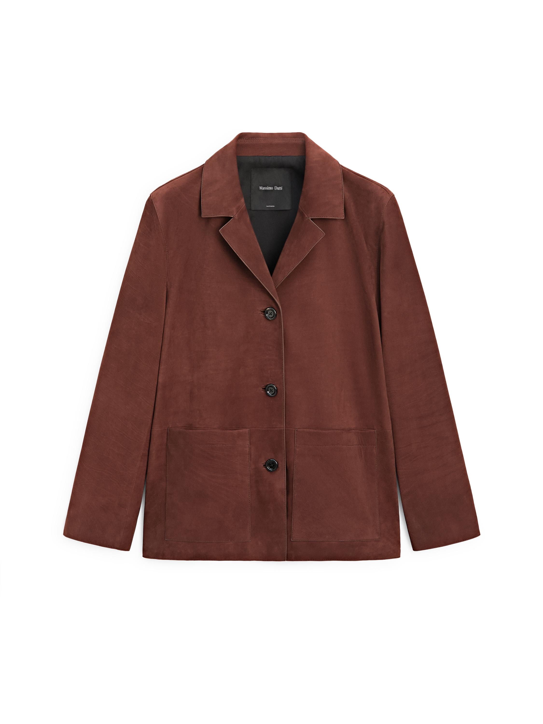 Vue frontale d'une veste bordeaux avec revers, trois boutons et de grandes poches frontales.