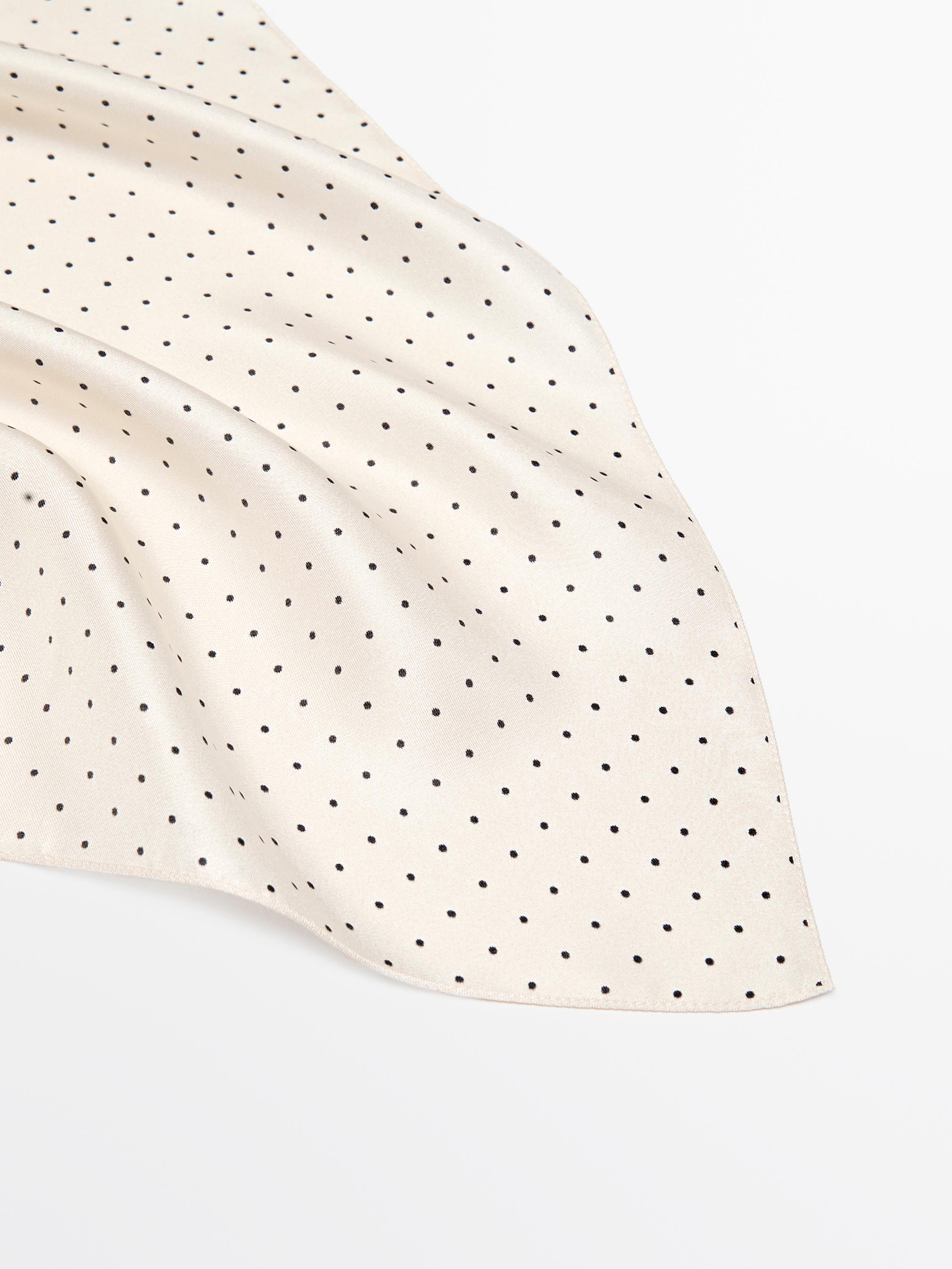 Zapi zuri baten xehetasuna, puntu beltz txikien estanpatuarekin.