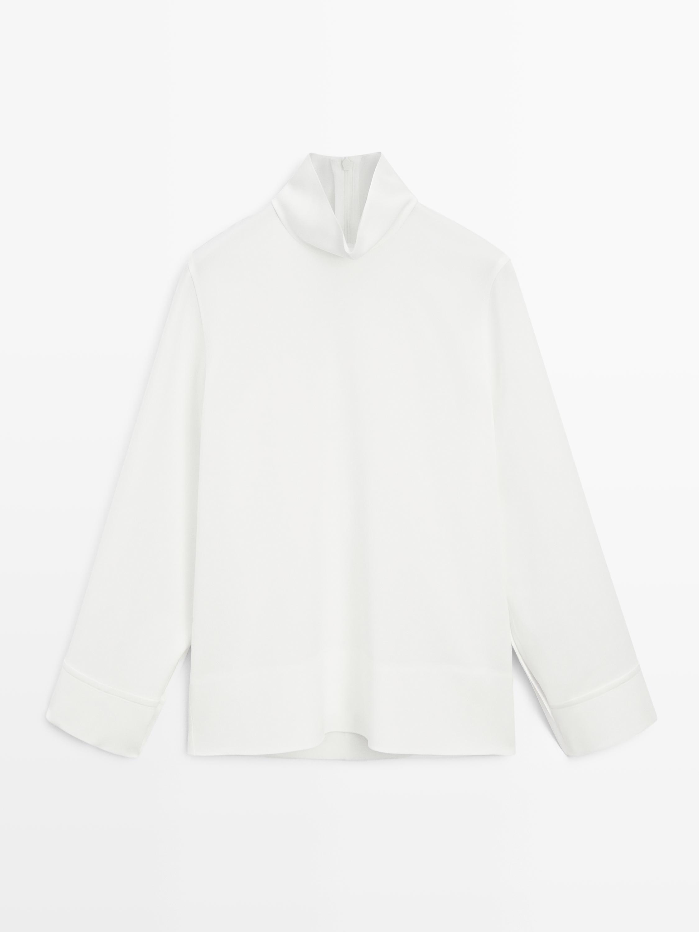 Blusa cuello subido detalle bajo