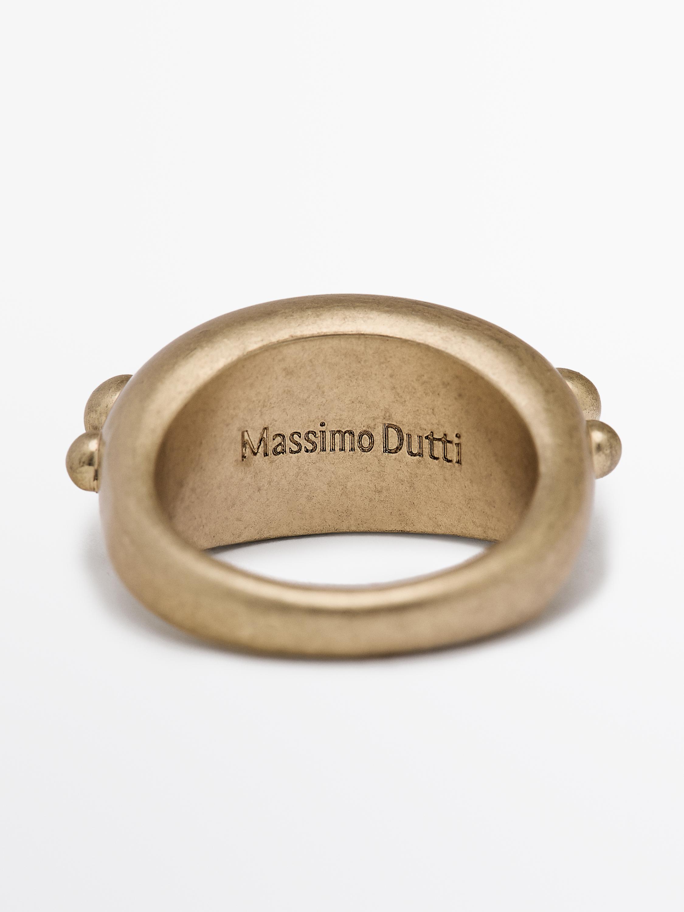 Cincin dengan bagian-bagian bulat