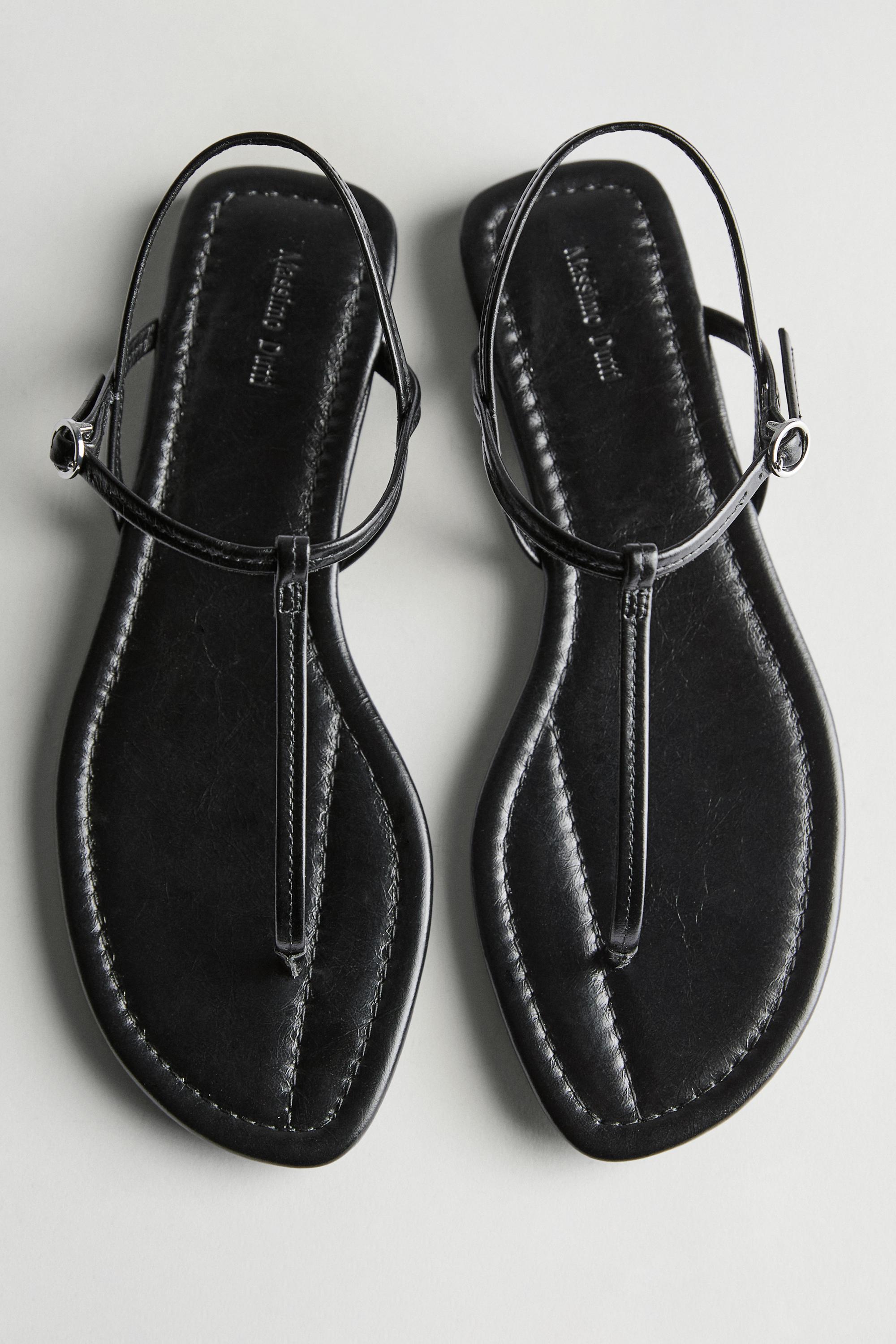 Strappy flat sandals with toe divider — BLACK