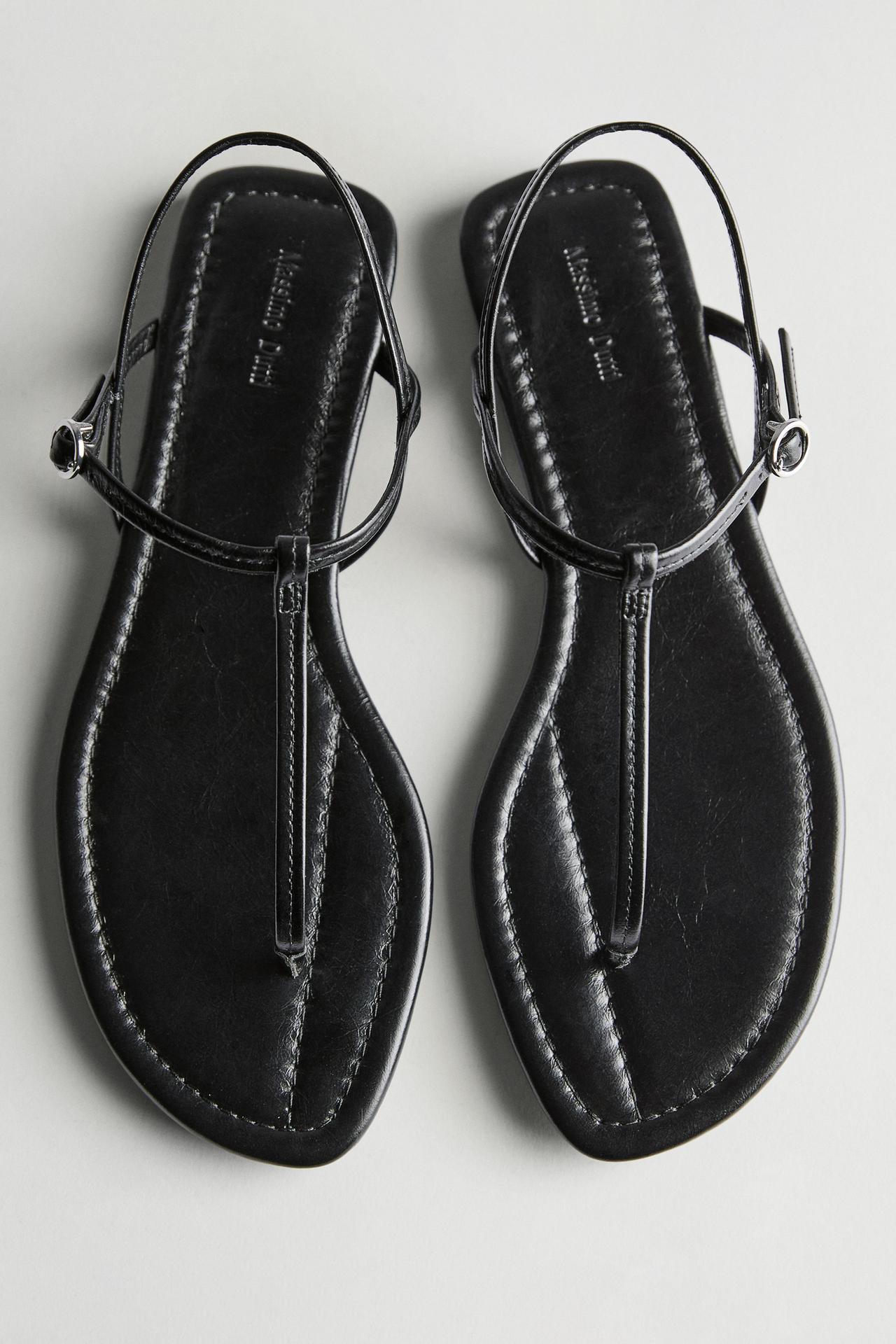 Strappy flat sandals with toe divider — BLACK