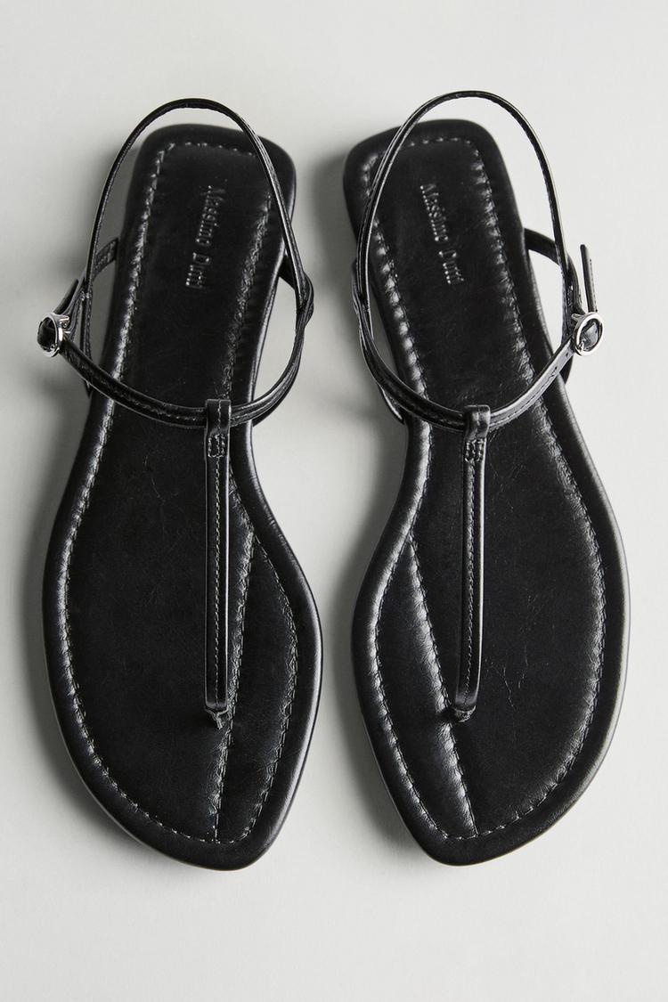 Strappy flat sandals with toe divider — BLACK